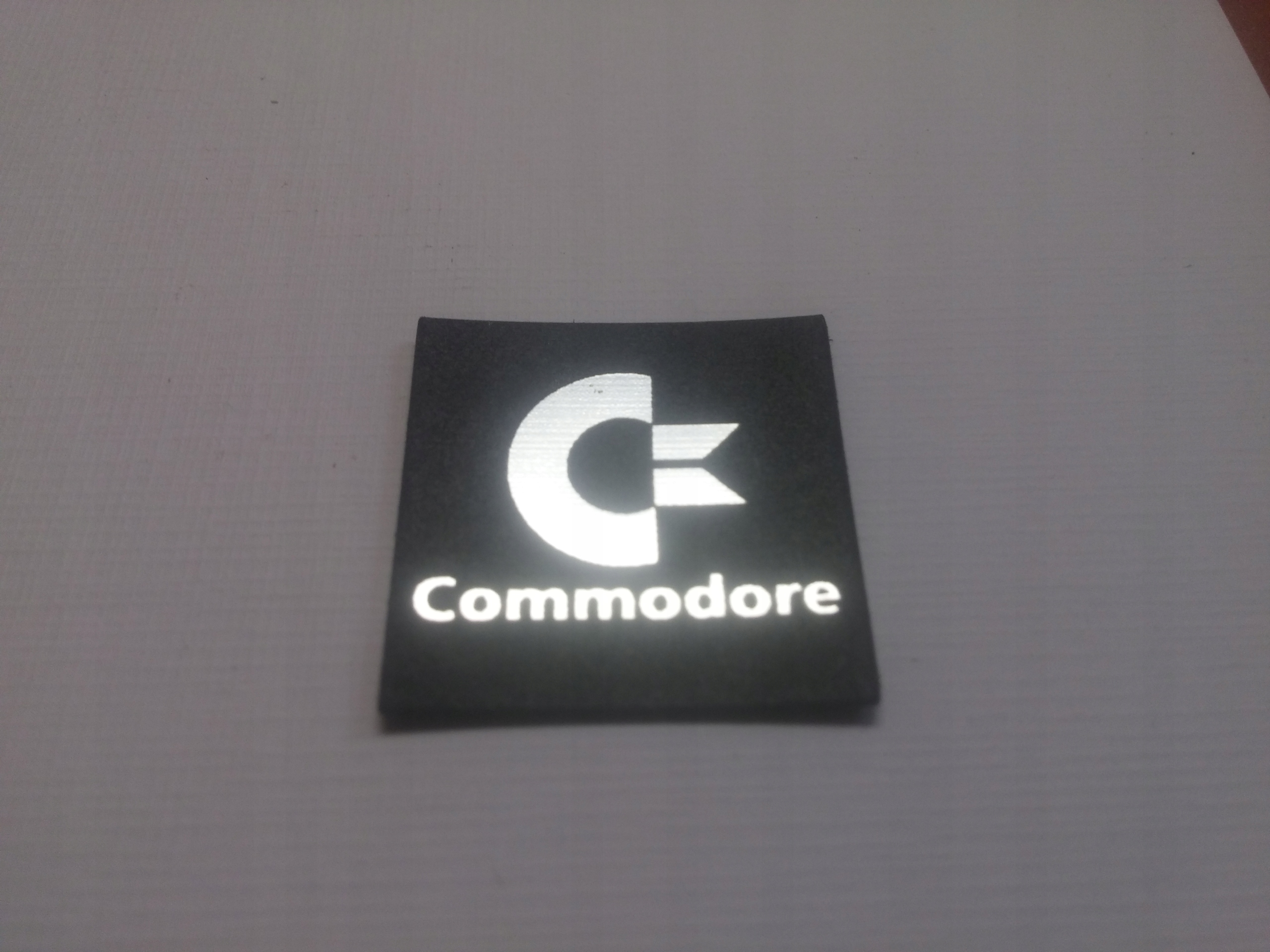 

Commodore naklejka emblemat 24 x 24 mm *srebrna