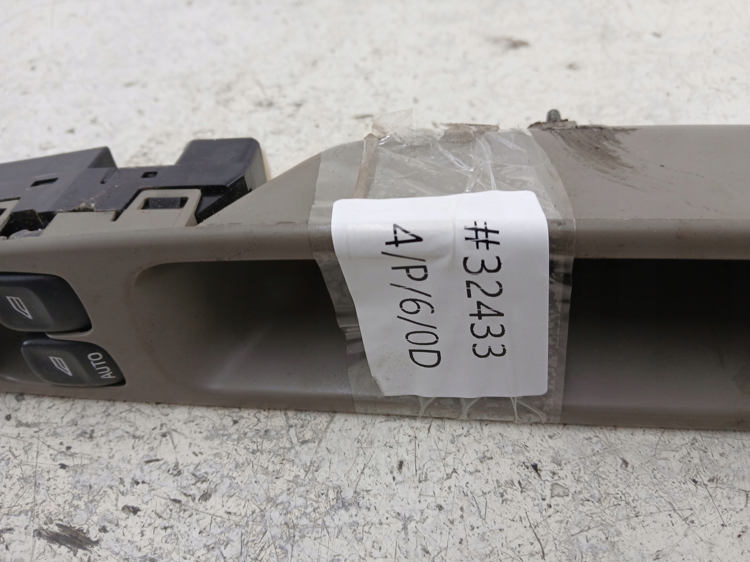 VOLVO V40 S40 a PANEL okna levý předek 30889751