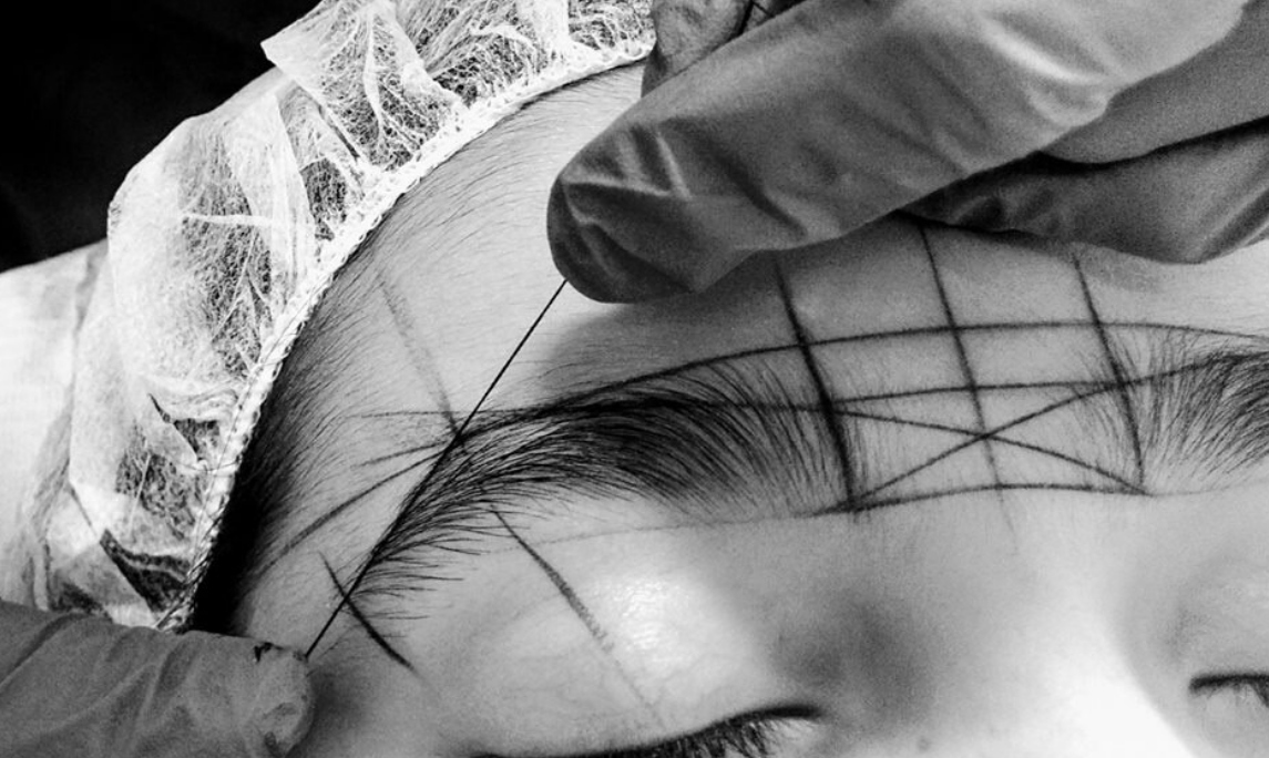 B22 NIĆ BARWIĄCA DO GEOMETRII BRWI 10m Marka Wonder Lashes