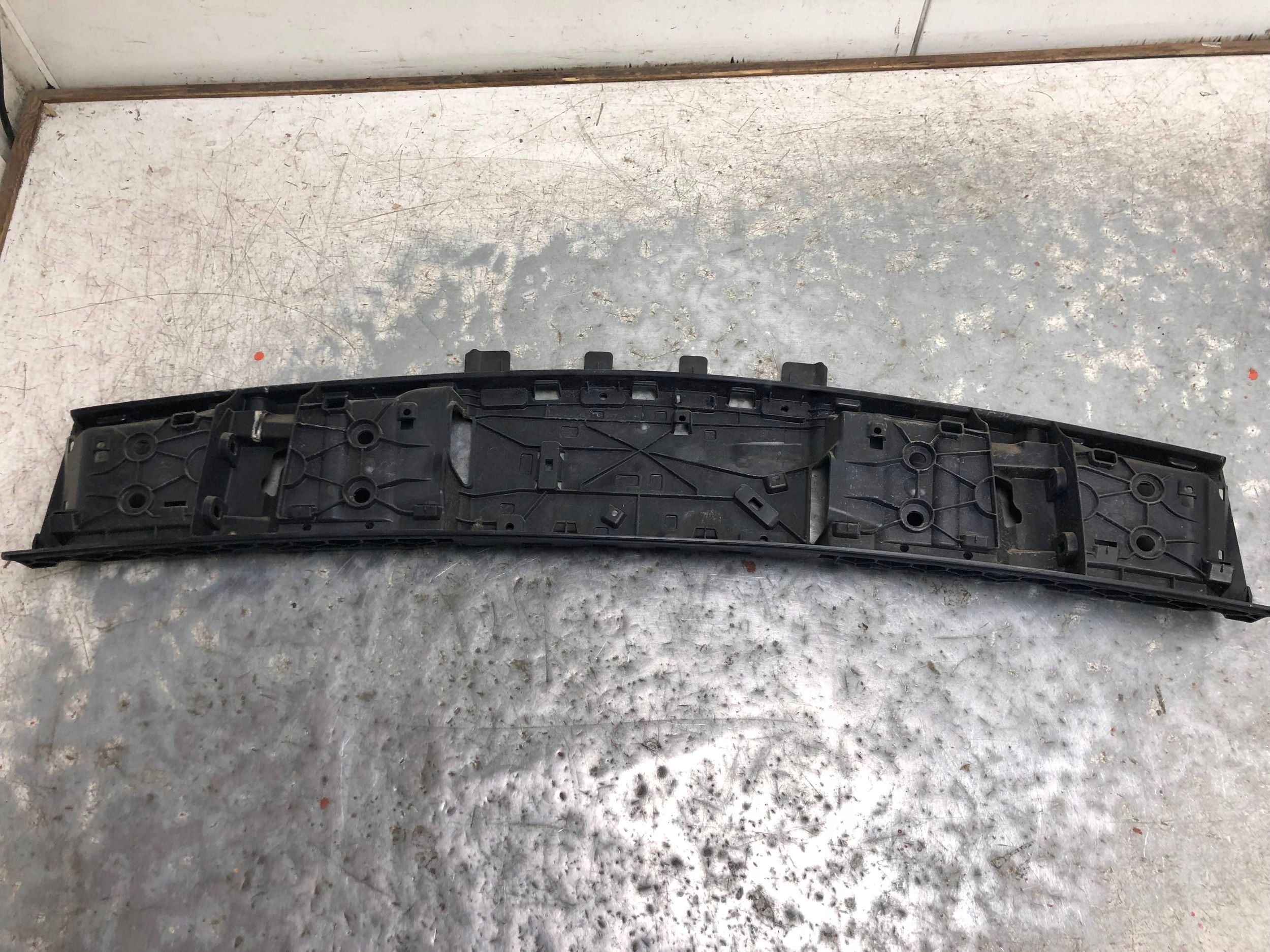 Support plaque SPOJLERA du capot PORSCHE PANAMERA 971 971827934A