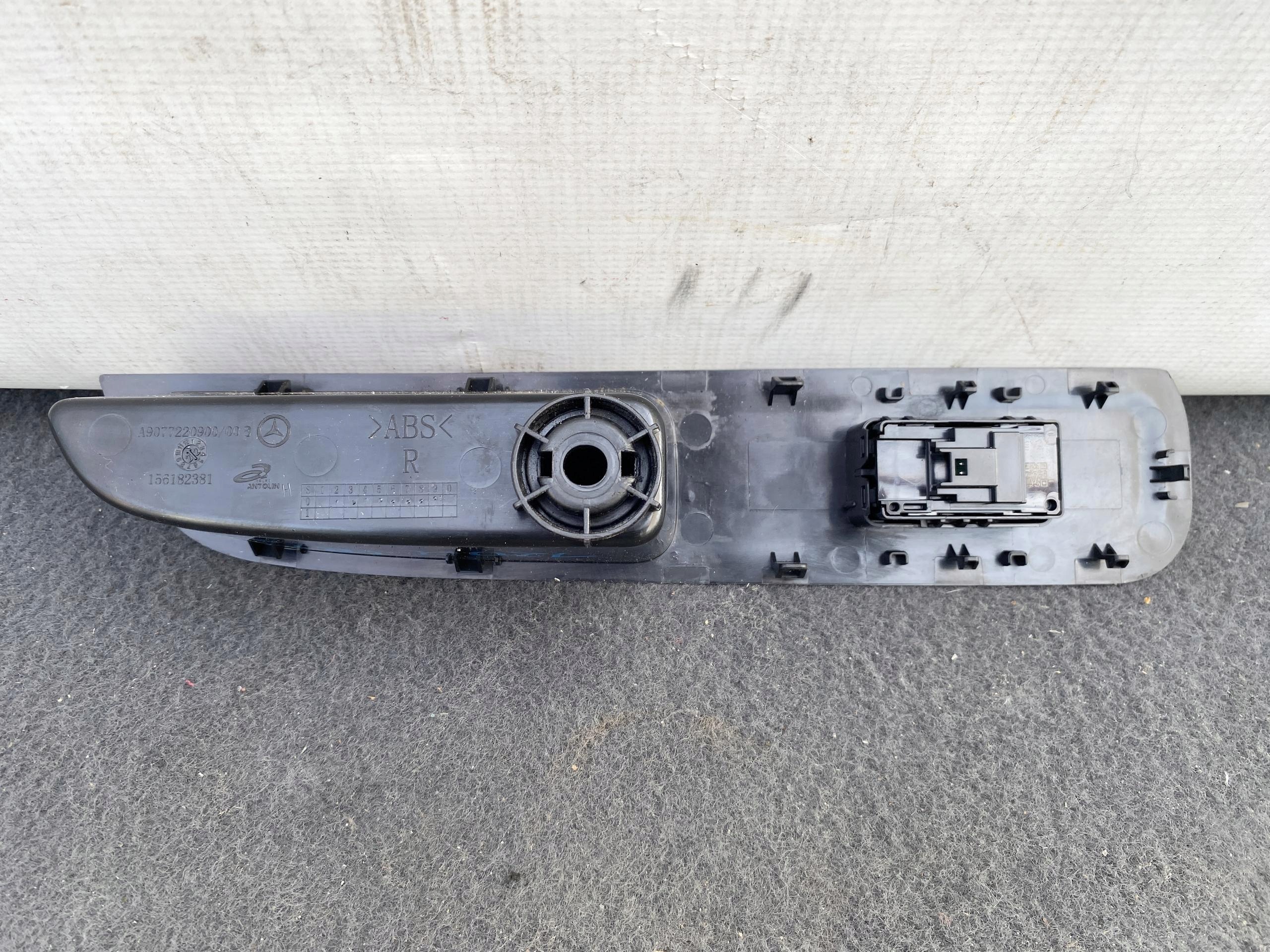 SPRINTER 907 910 17- control panel windows PRZEDNIEJ right A9077220900