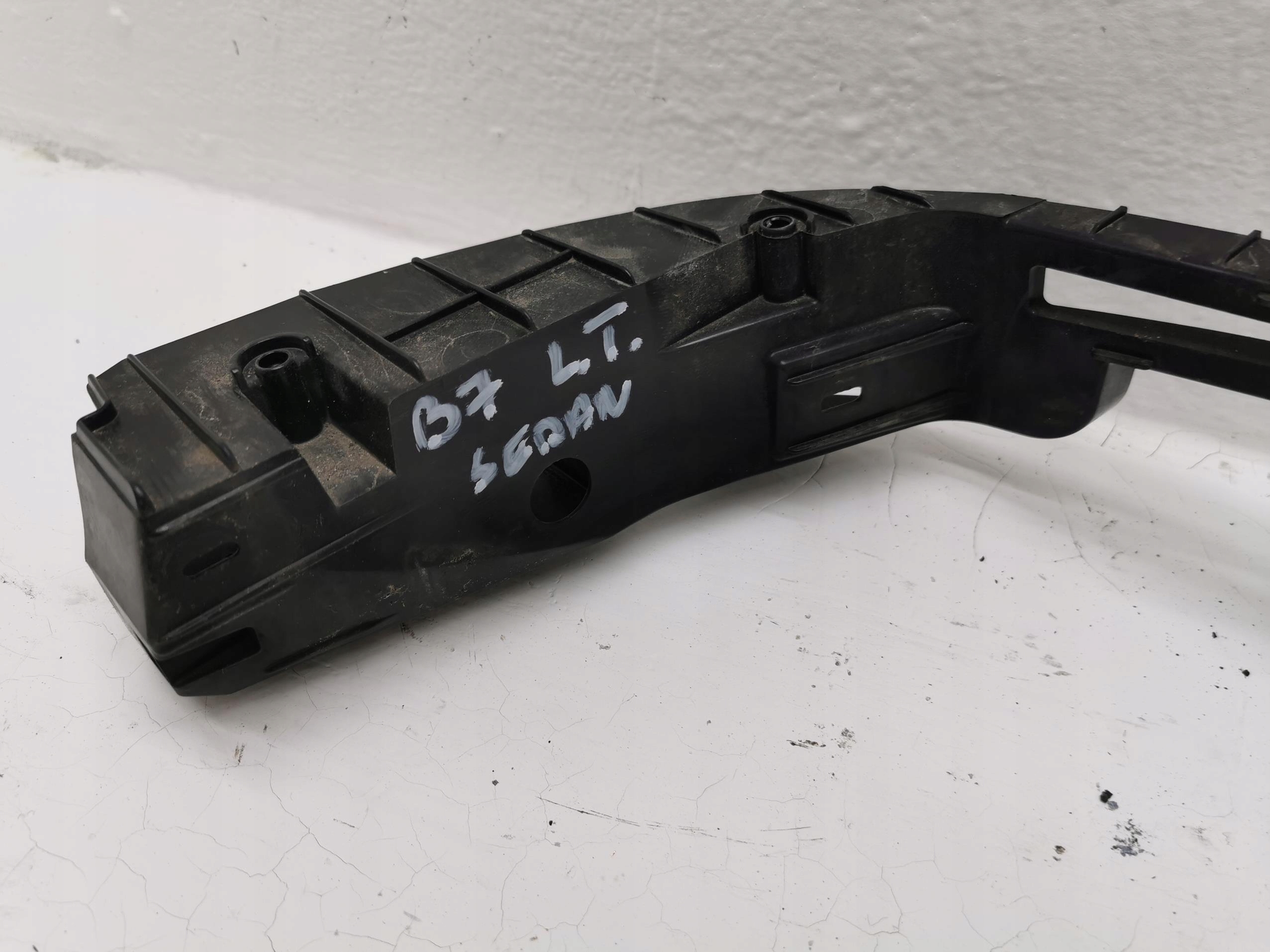 bumper bracket right rear part VW PASSAT B7 3AE807393A