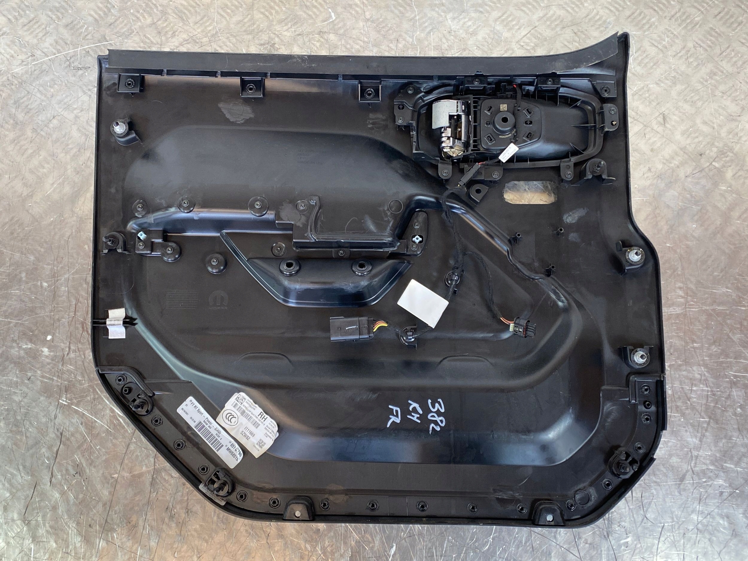2022 WRANGLER дверные карты передних D92379320DBR
