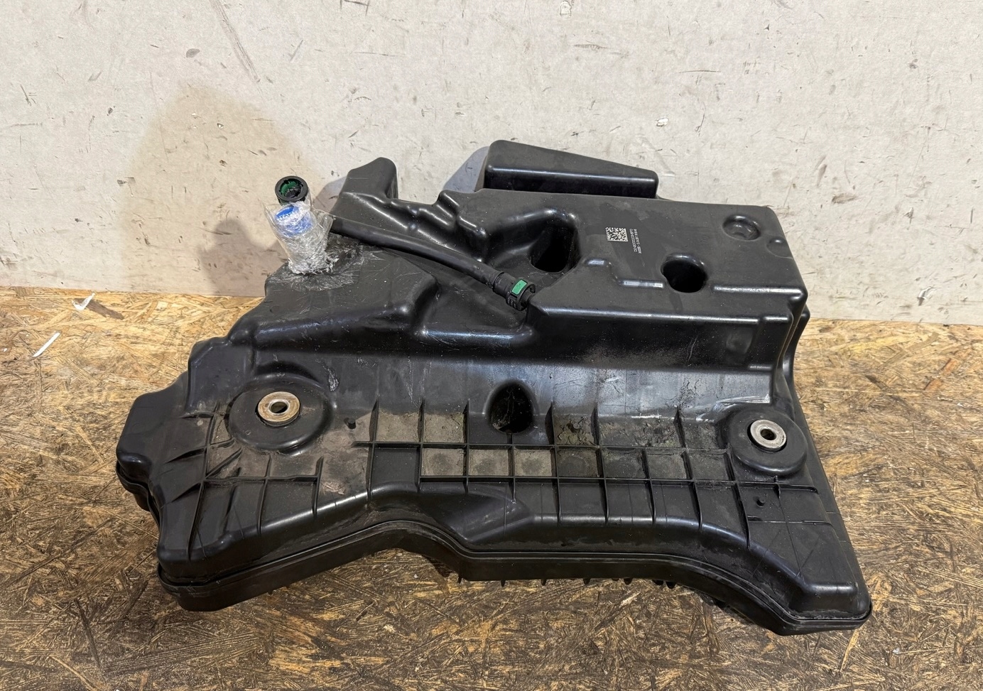 MERCEDES E-KLASA W213 ZBIORNIK PŁYNU ADBLUE A2134709301