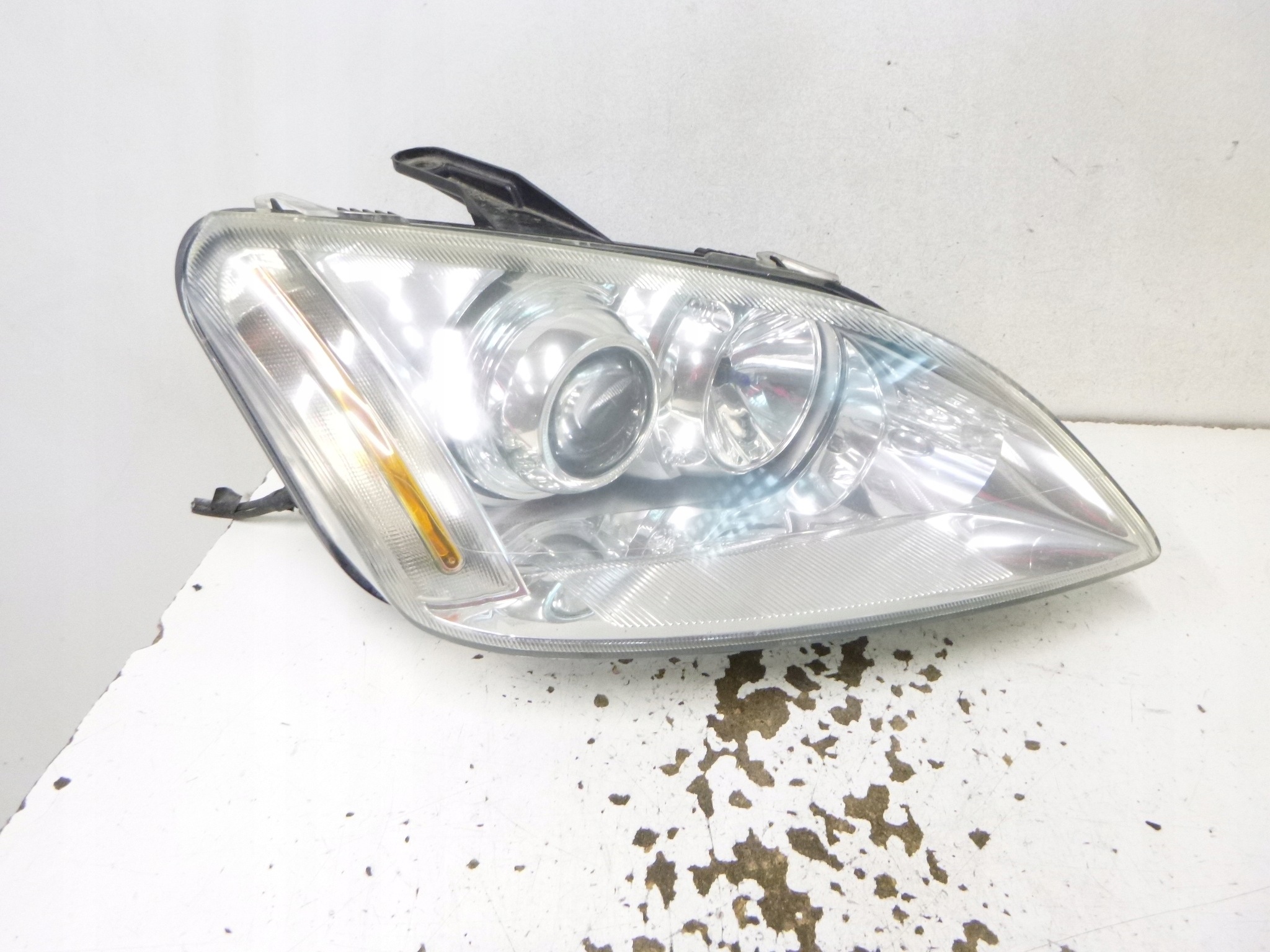 REFLEKTOR front right XENON – FORD C-MAX (2003–2007) HELLA 5DV008290-00