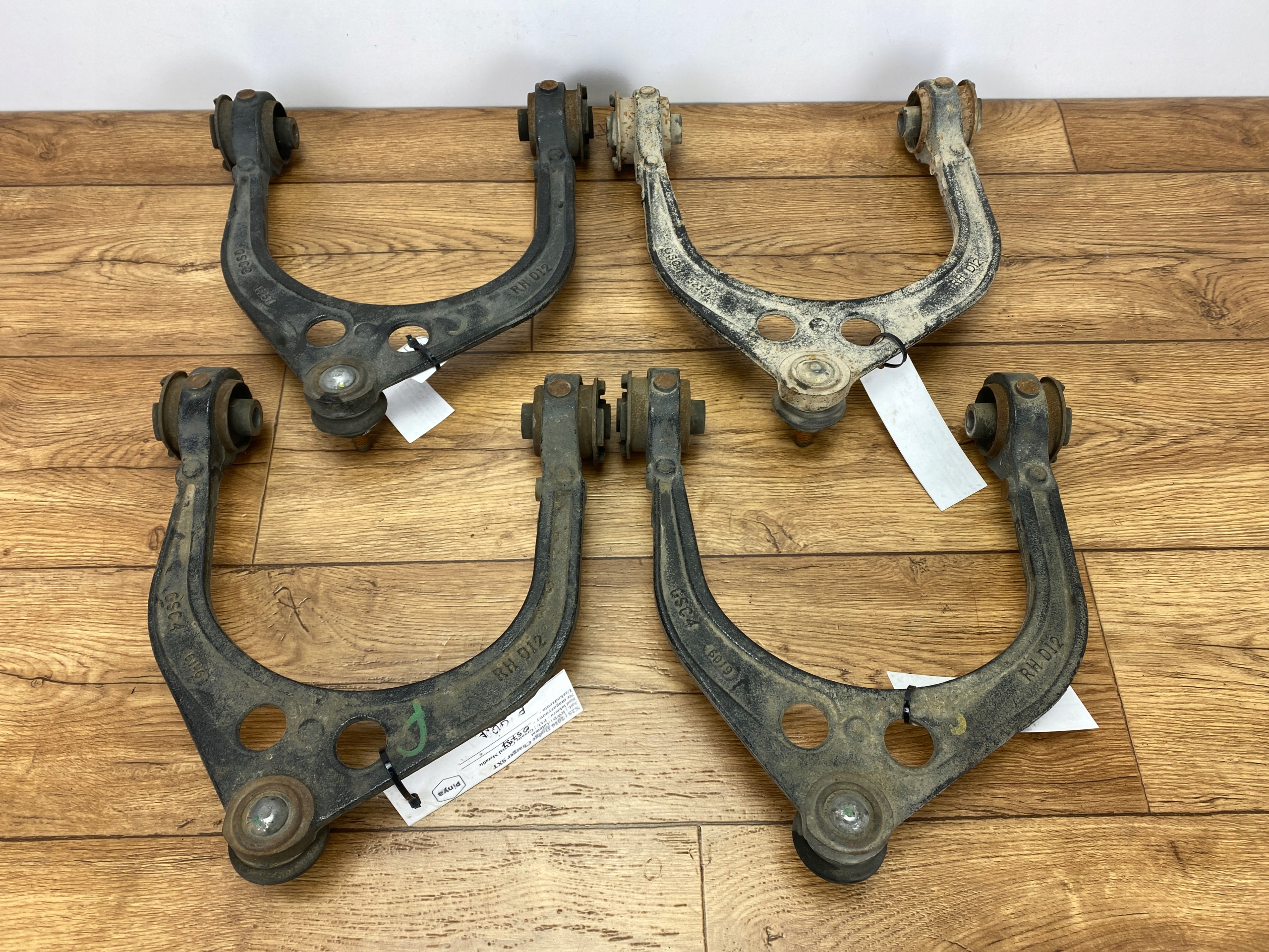 arm front right upper Dodge Charger Challenger 2015+