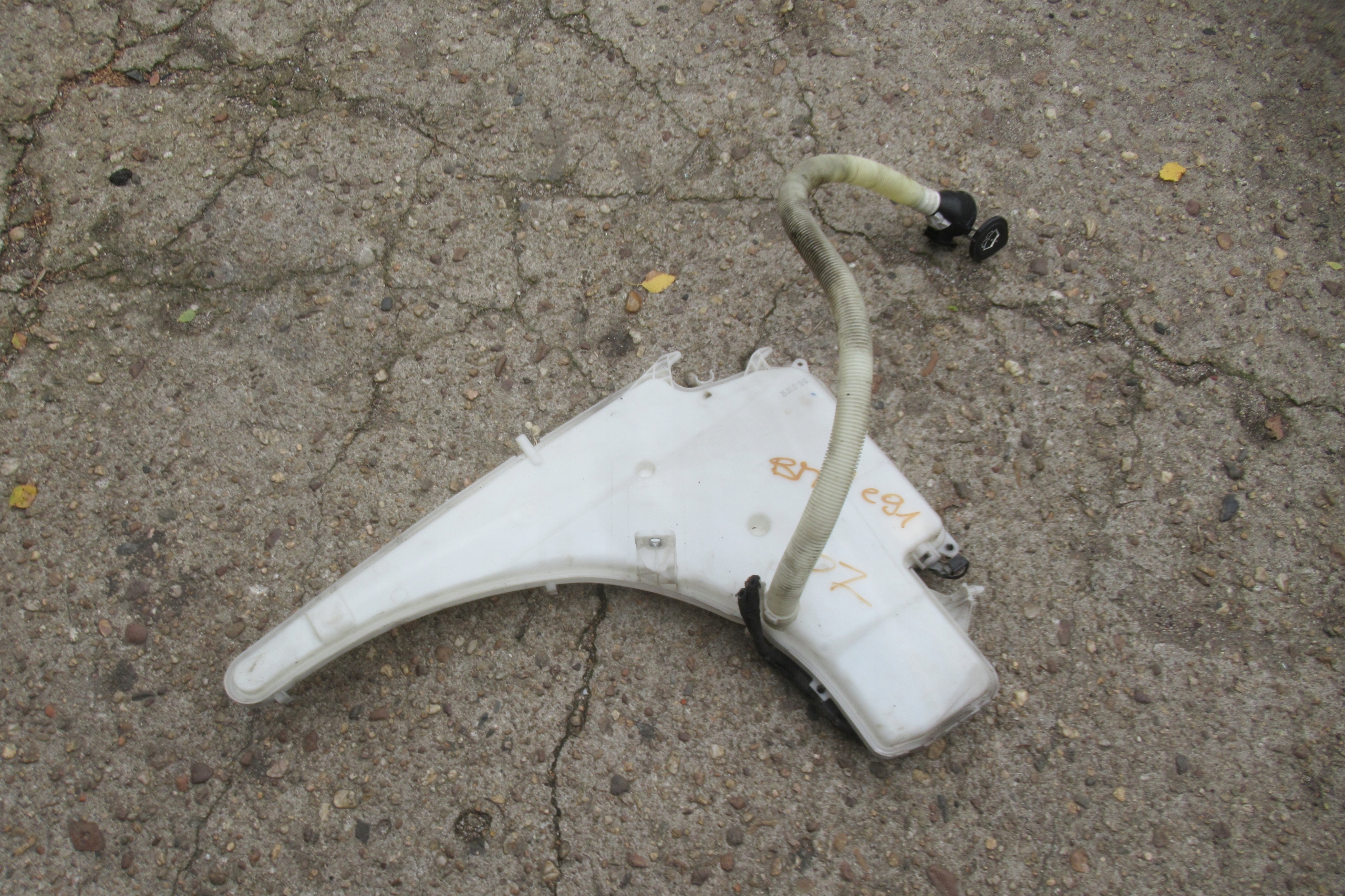 BMW E91 2.0 B 07R washer fluid tank 7068996