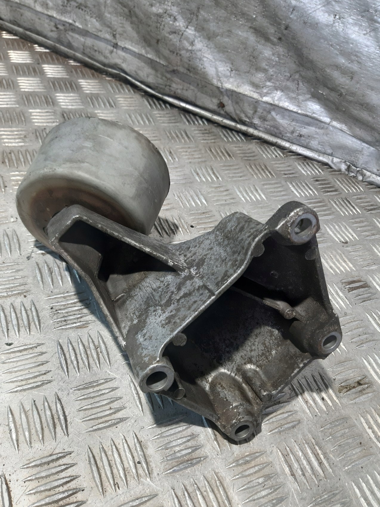 Audi A4 B6 2.4 V6 holder engine mount left 8D0199307G