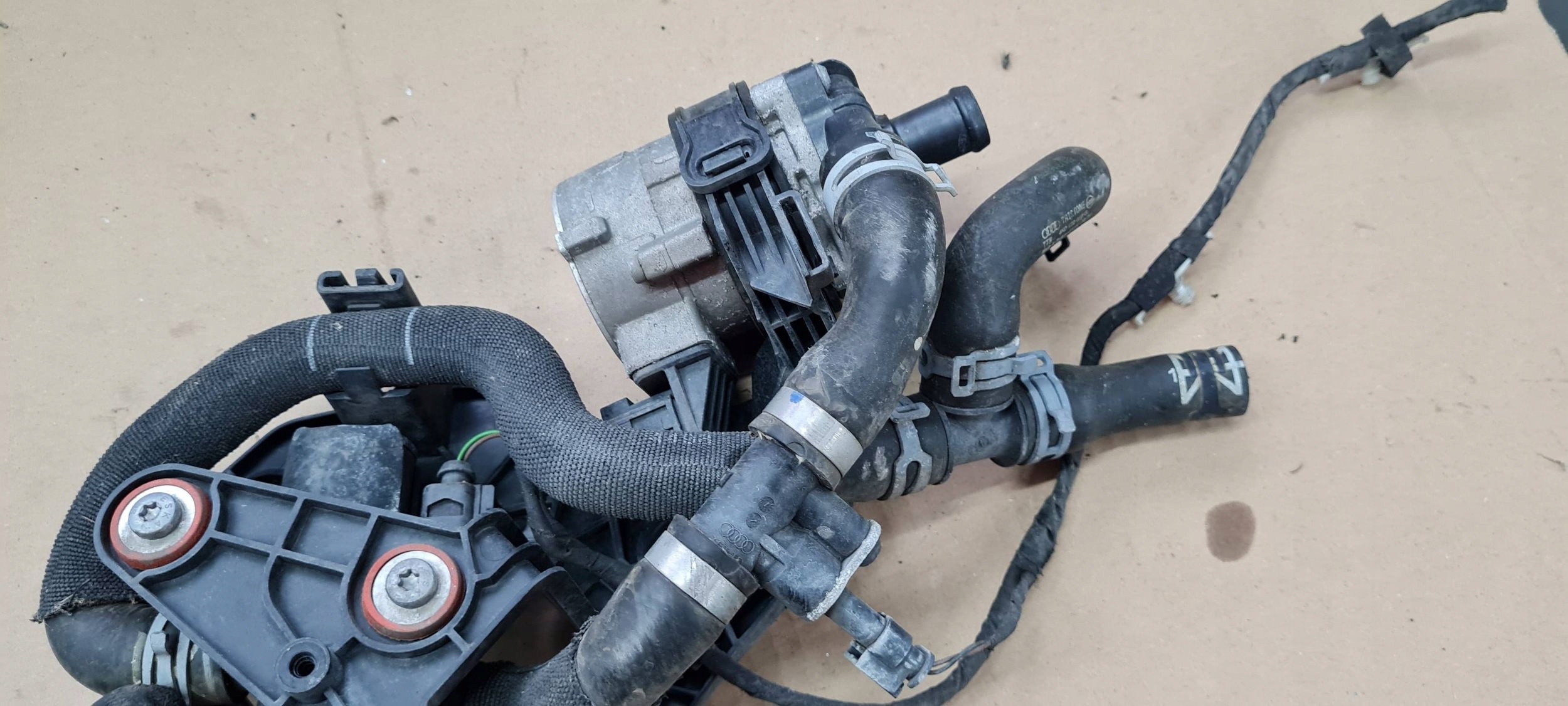 A6 C8 4K dodatna pumpa vode drška 2.0 TFSI HYBRYDA 4N0965567 A7 4K