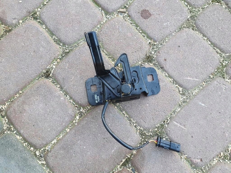 bonnet latch lock z with the sensor Opel Astra K V 39118537