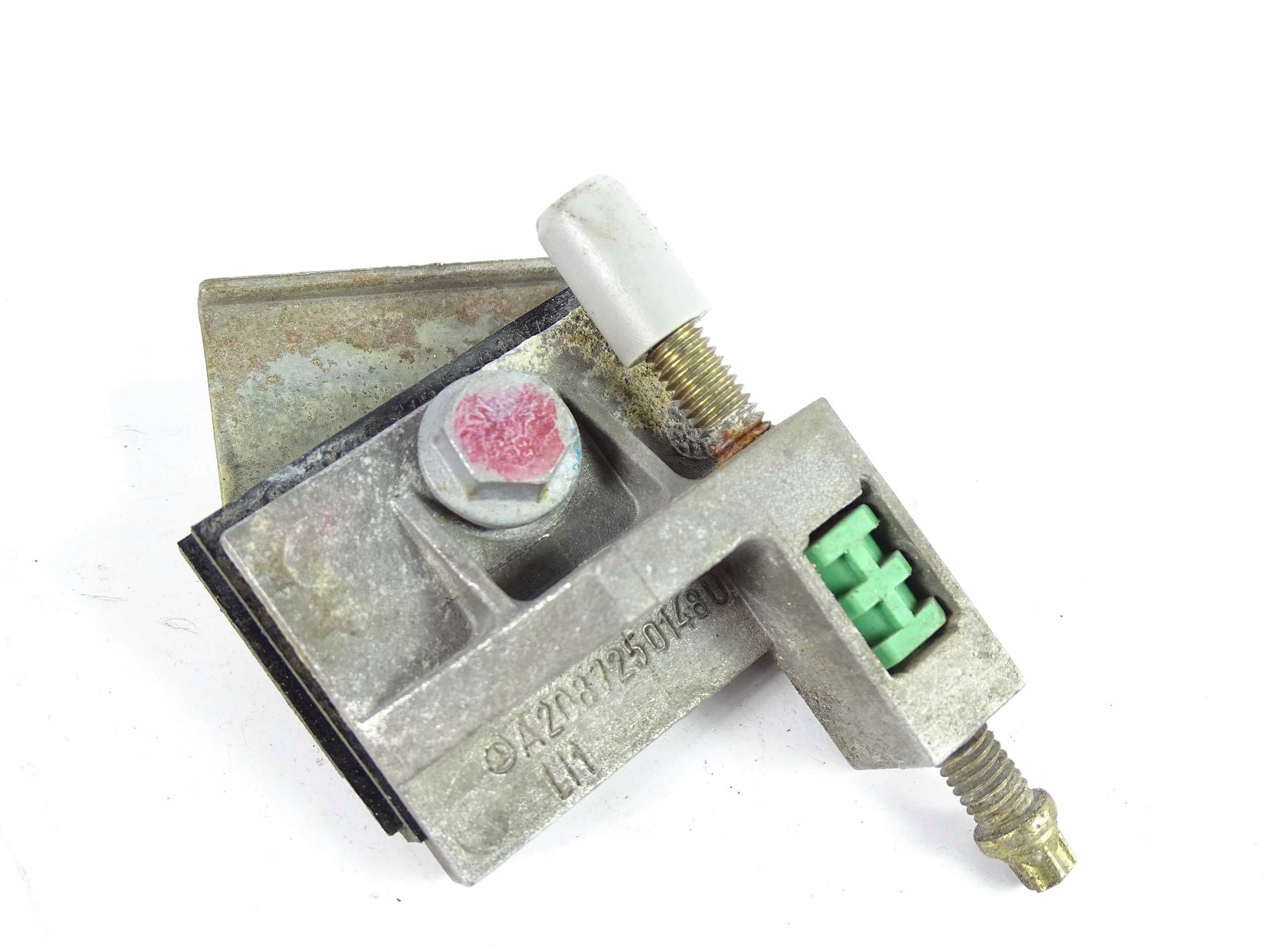 Mercedes W208 UCHWYT MOCOWANIE SZYBY LEWY PRZÓD