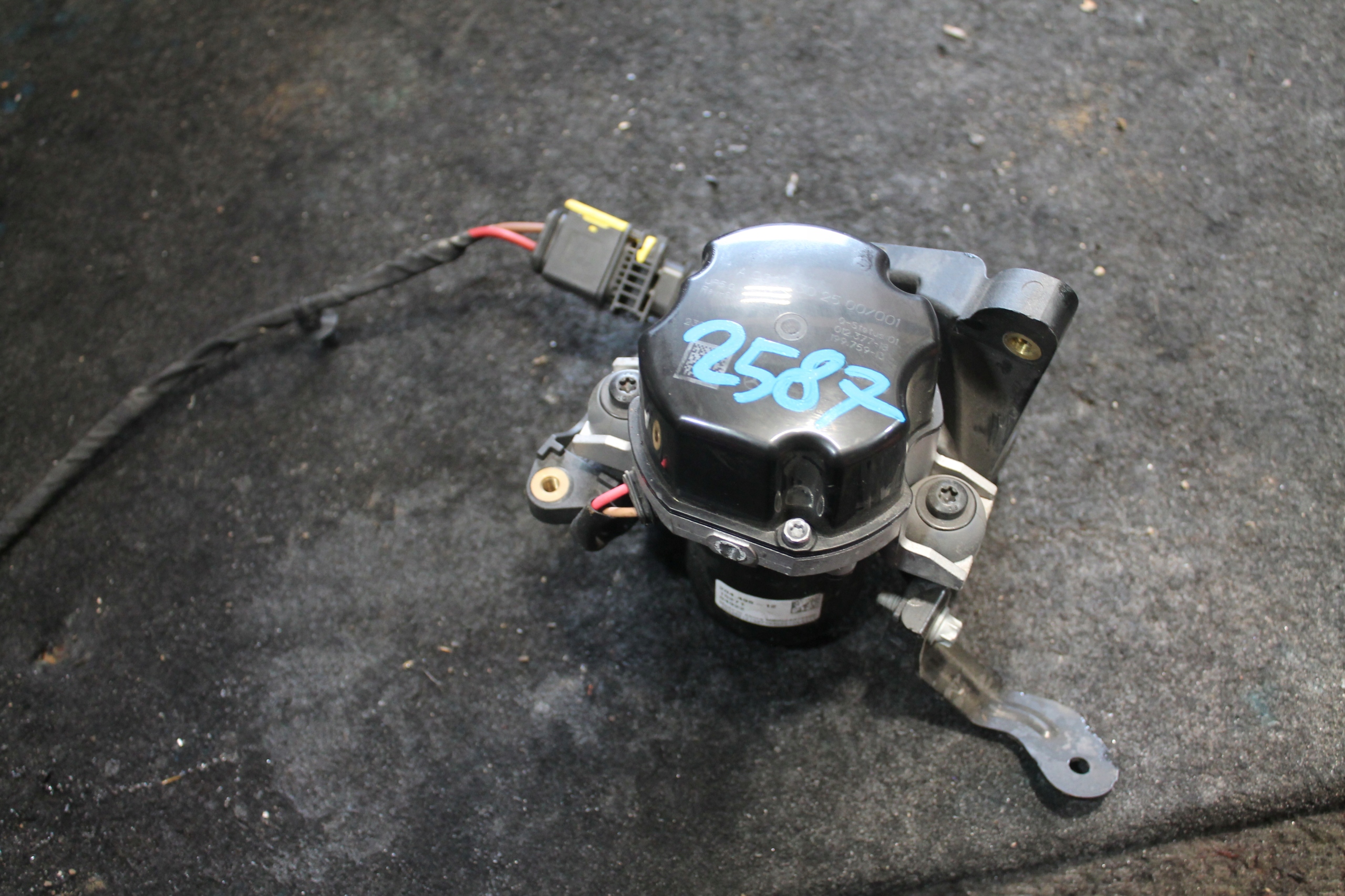 2587. pump vacual MERCEDES A0004302500