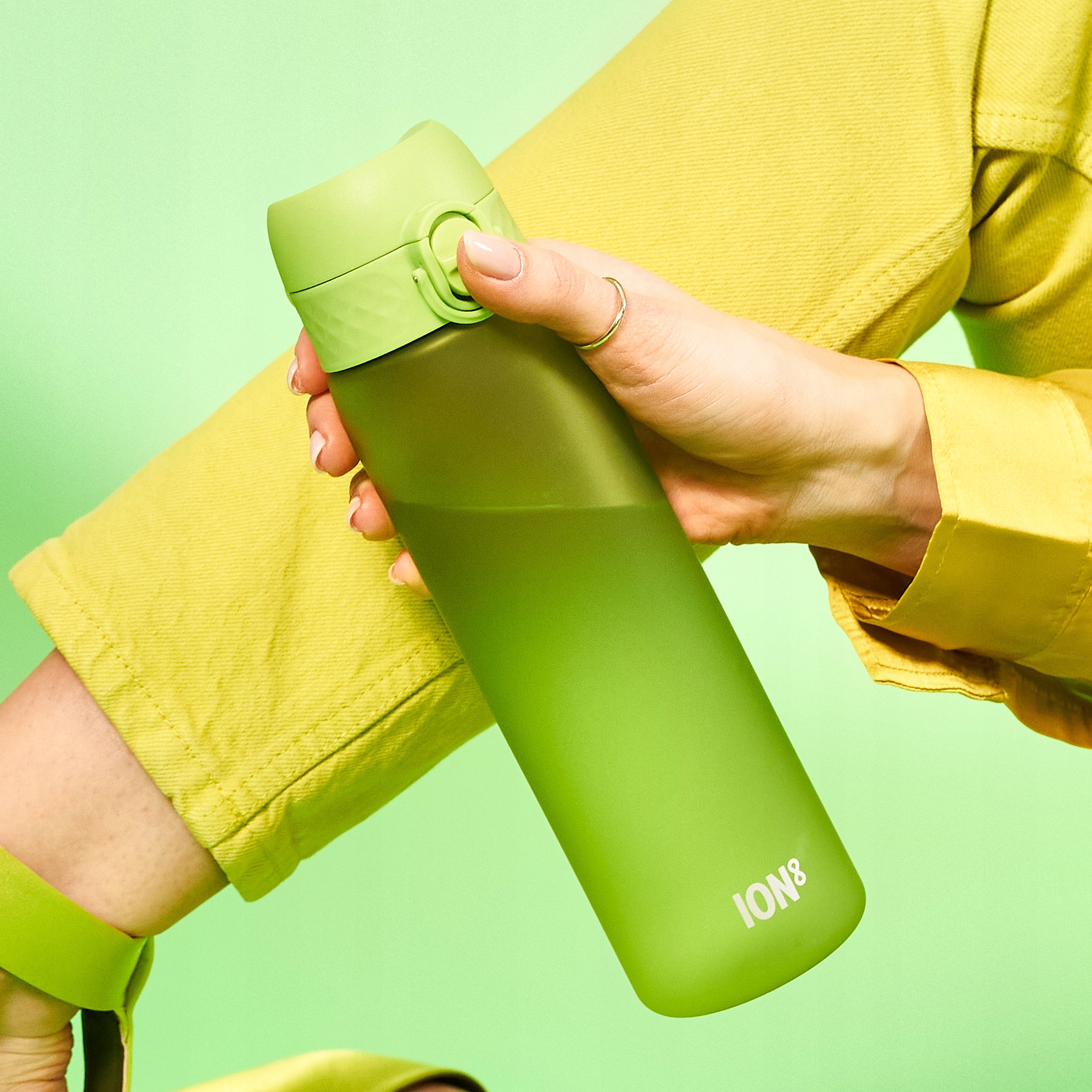 Zielony bidon dla dziecka sportowy na rower wycieczki i do szkoły ION8 0,5l Pojemność 500 ml