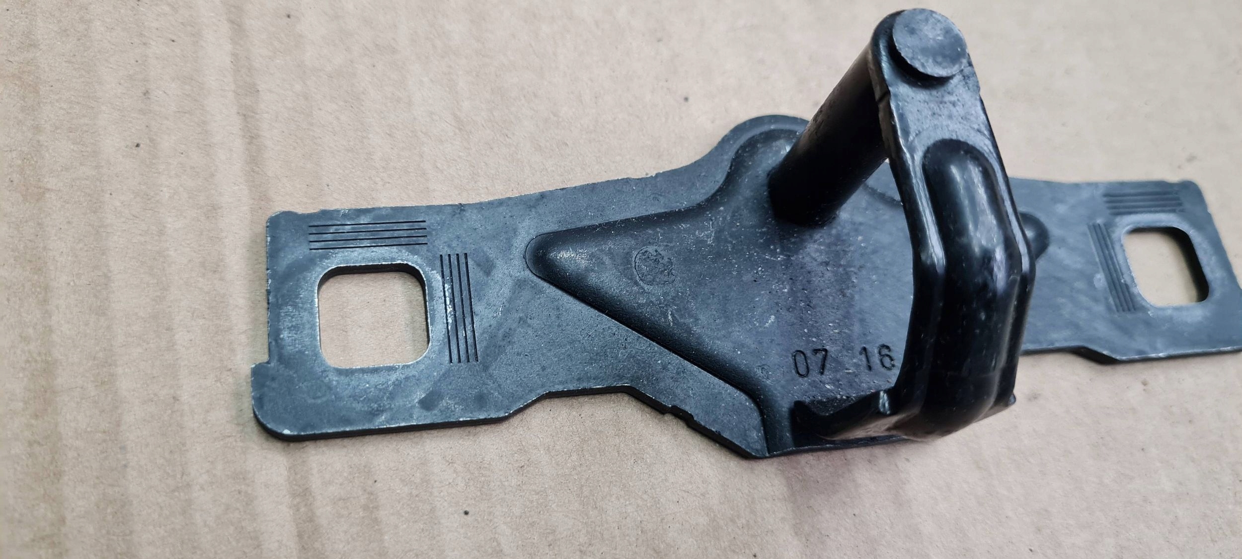 A4 B9 8W RYGIEL lock bonnet boot rear part 8W5827507 A5 8W