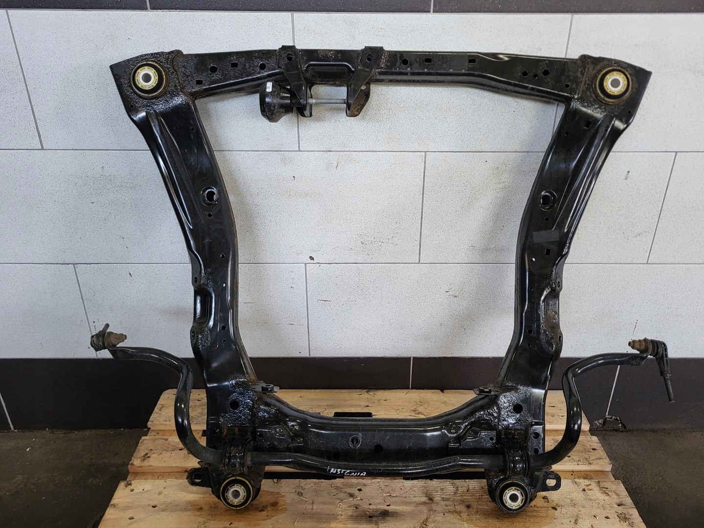 axle beam subframe axle beam sider trawers front 2.0 cdti OPEL INSIGNIA B 84305675