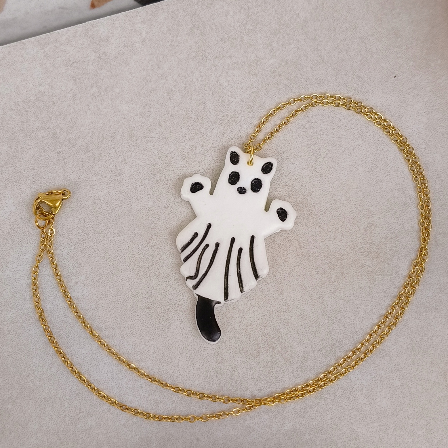 Náhrdelník kočka duch, amulet s duchem, dárek na Halloween, strašidelné kotě