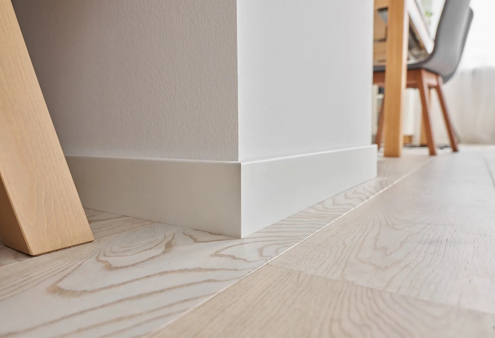 ZAŚLEPKA ZAŚLEPKI prawa + lewa do białej listwy przypodłogowej VOX ESP301 Wysokość 80 mm