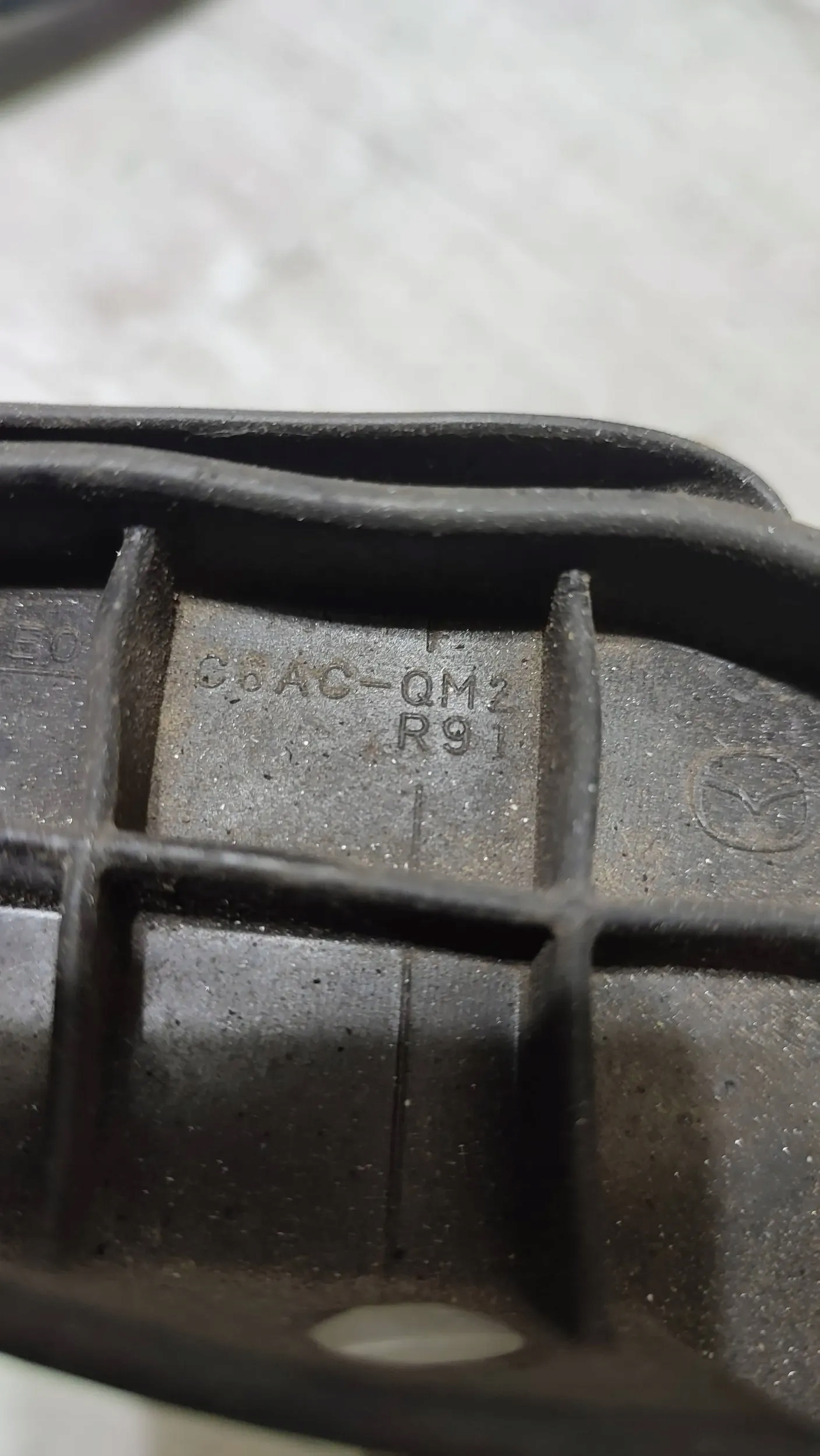 Mazda 3 III BM 17r gasket under the window bonnets