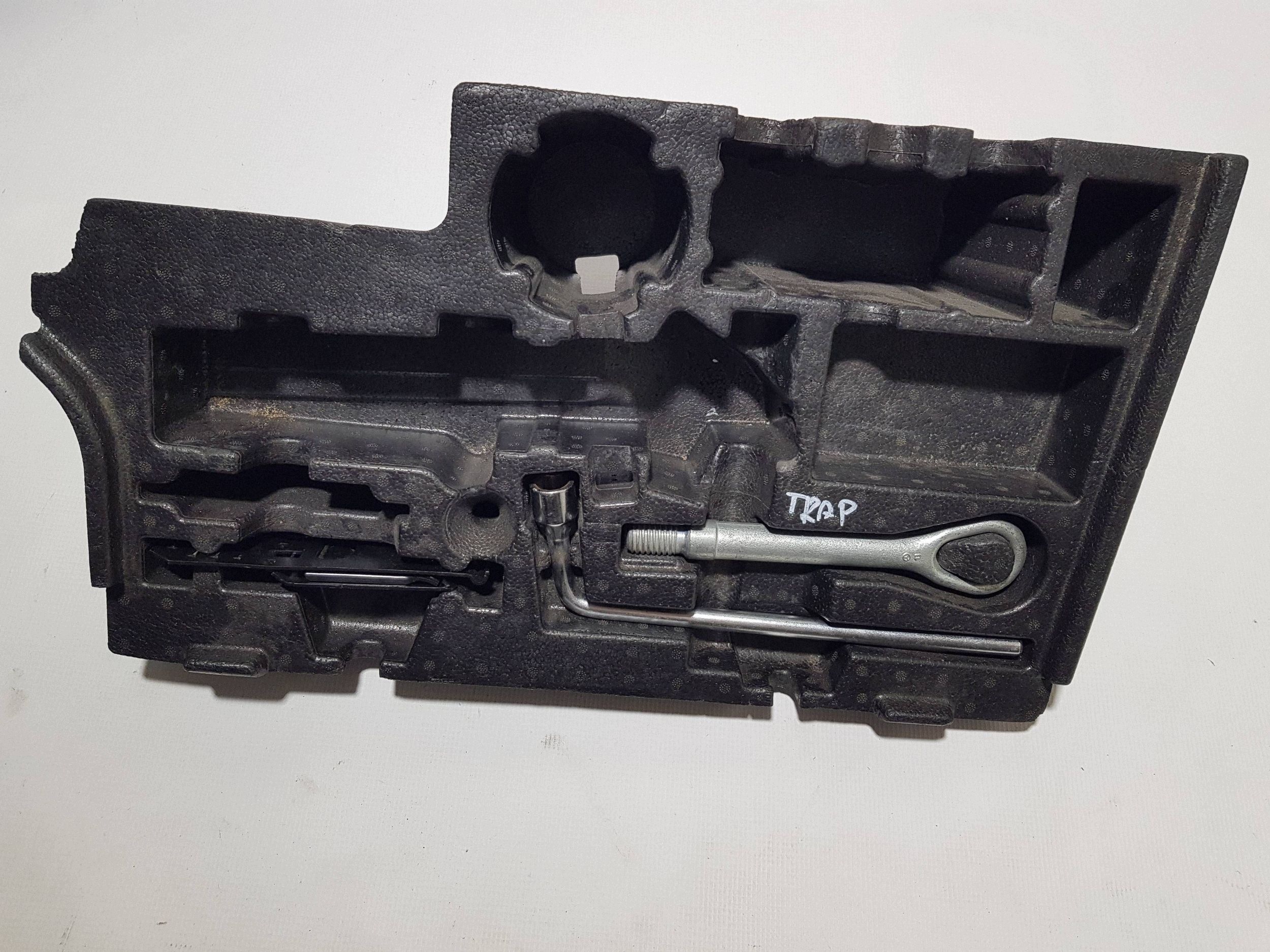 boot floor well polystirene PIANKA MERCEDES W212