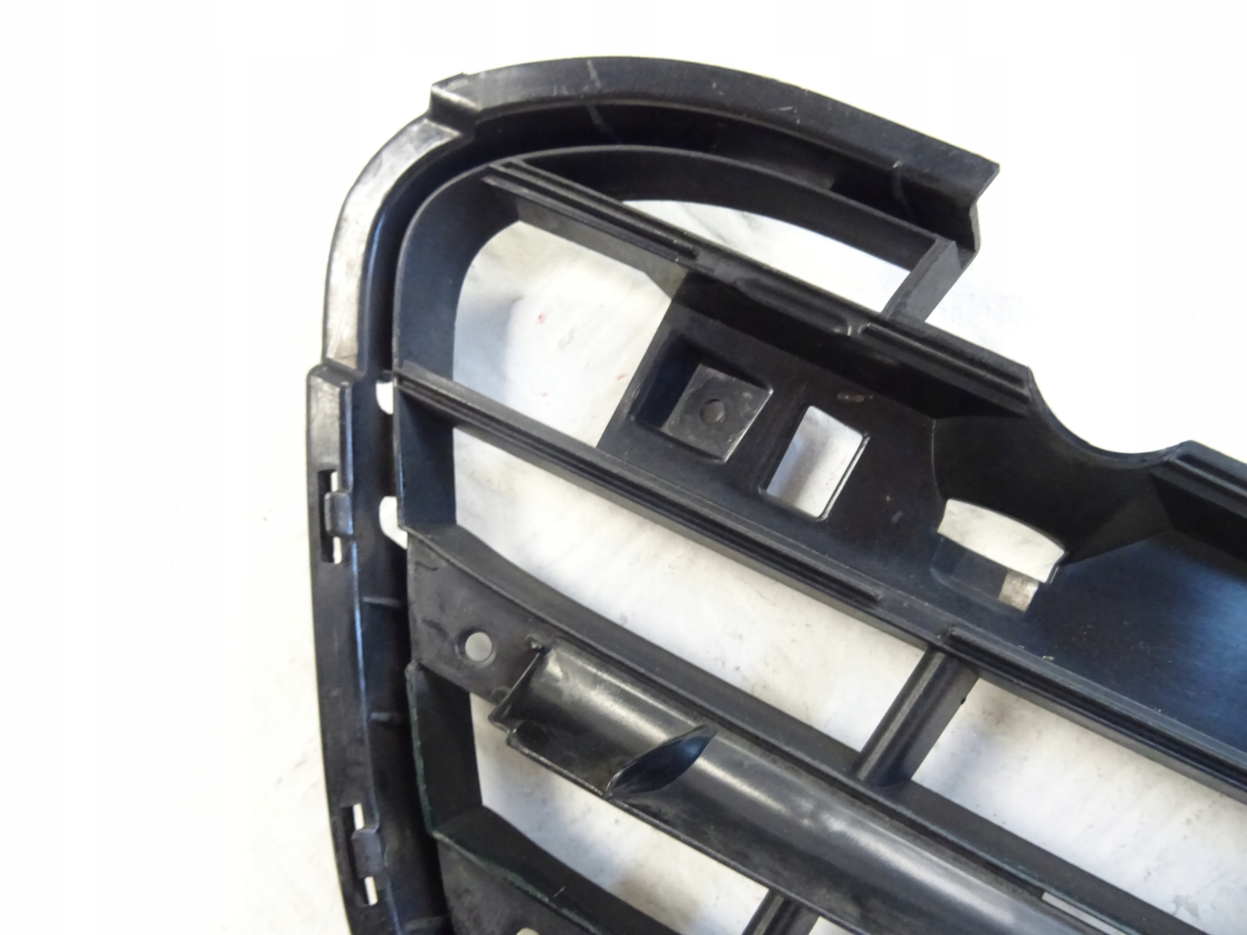 grid of a bumper front front left PORSCHE CAYENNE II TURBO S 7P5807681C