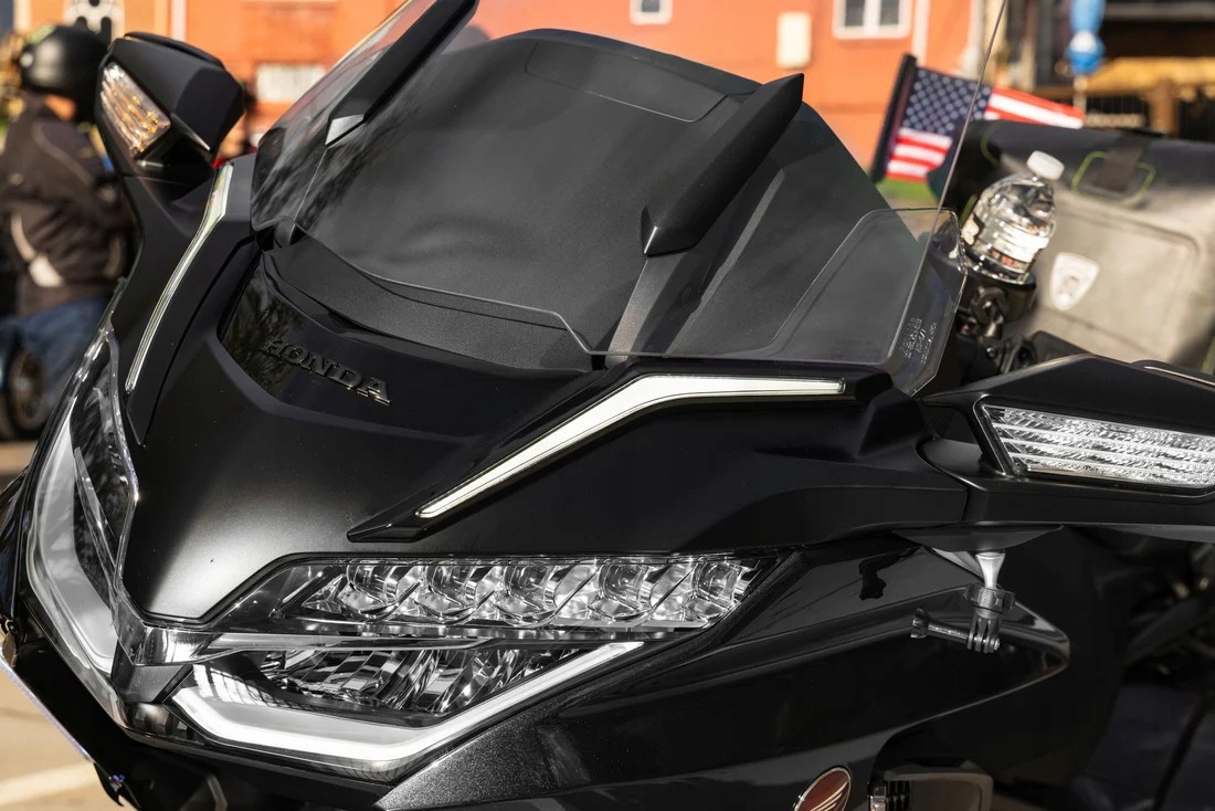 Podsklenená lišta Goldstrike s Led osvetlením Gold Wing 2018 čierna