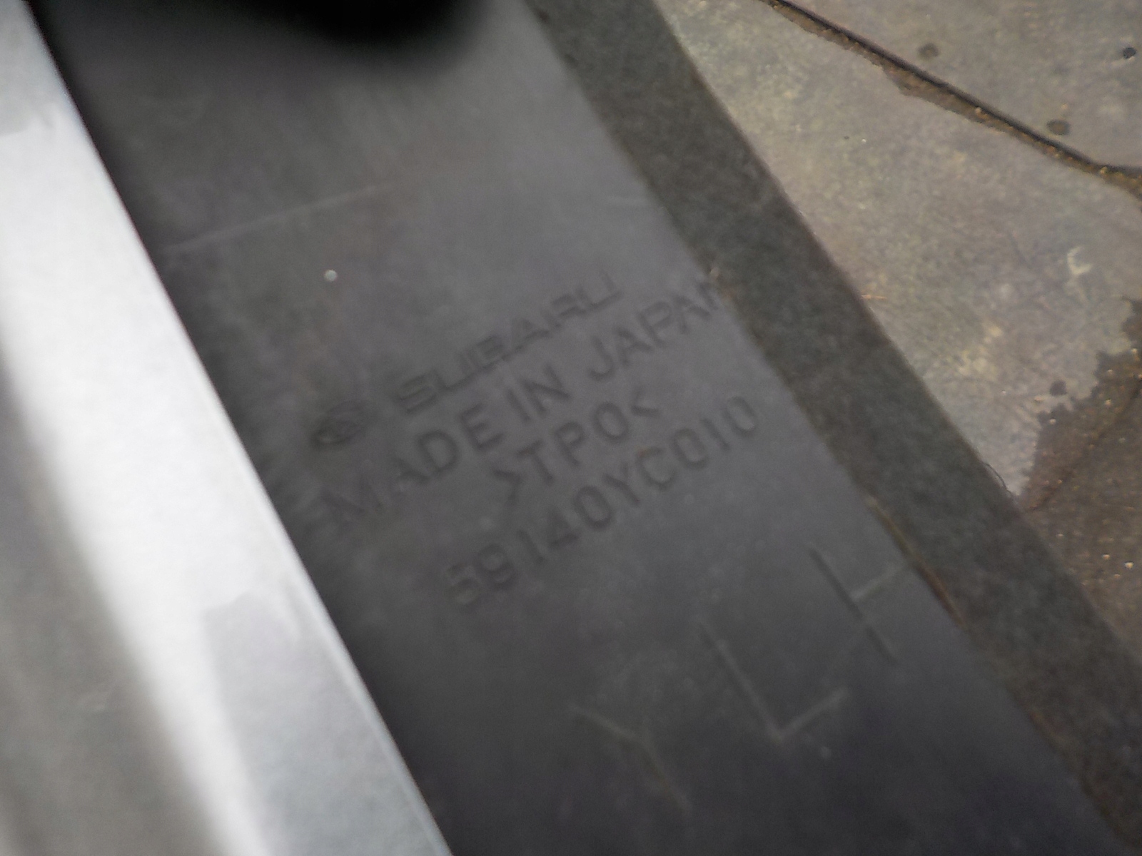 923 SUBARU LEGACY V OUTBACK IV BŁOTNIK LEWY PRZÓD PRZEDNI C6Z Producent części Subaru OE