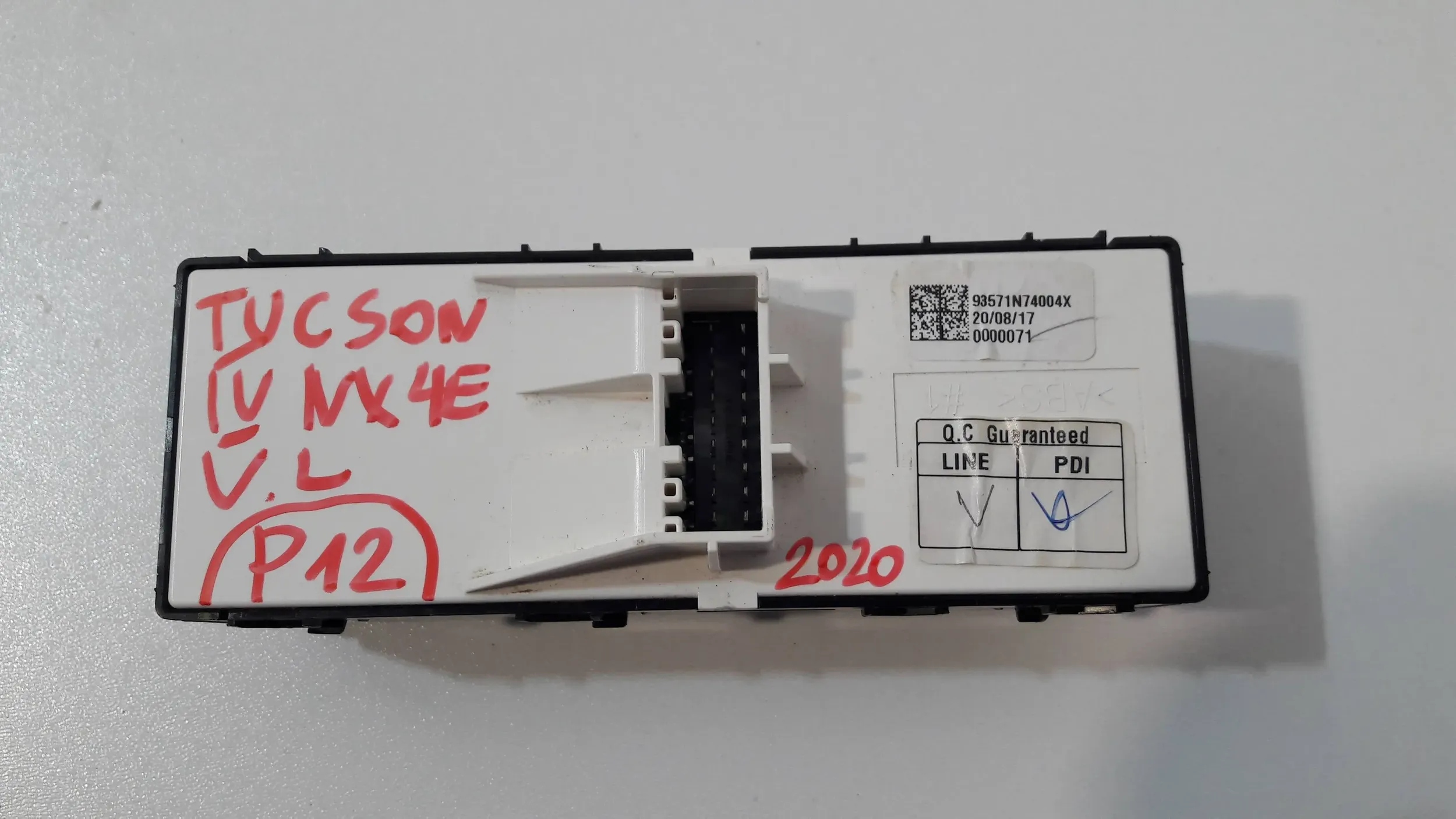 Hyundai Tucson IV NX4 window control switch left 98571-N7400 (P12)