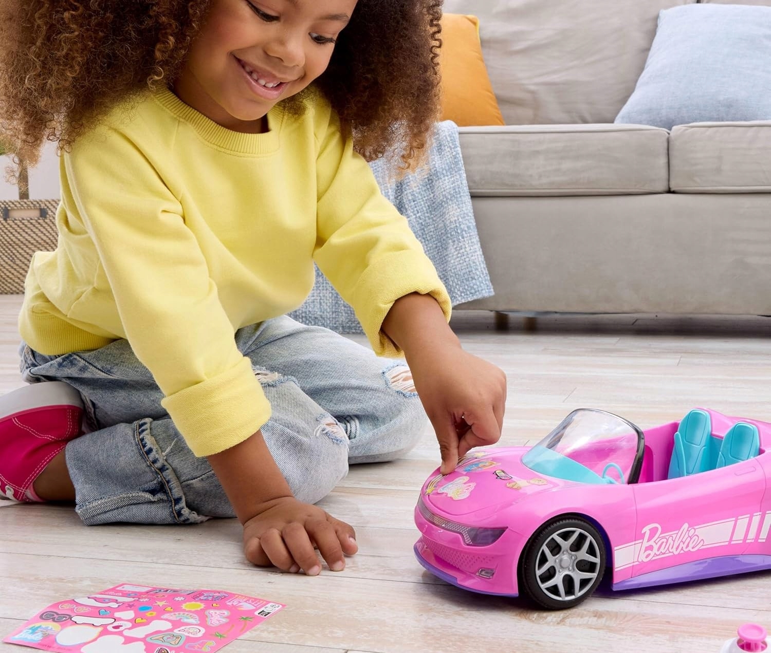 HOT WHEELS RC BARBIE AUTO zdalnie sterowane KABRIOLET SAMOCHÓD DLA LALEK Bohater / Bajka Barbie