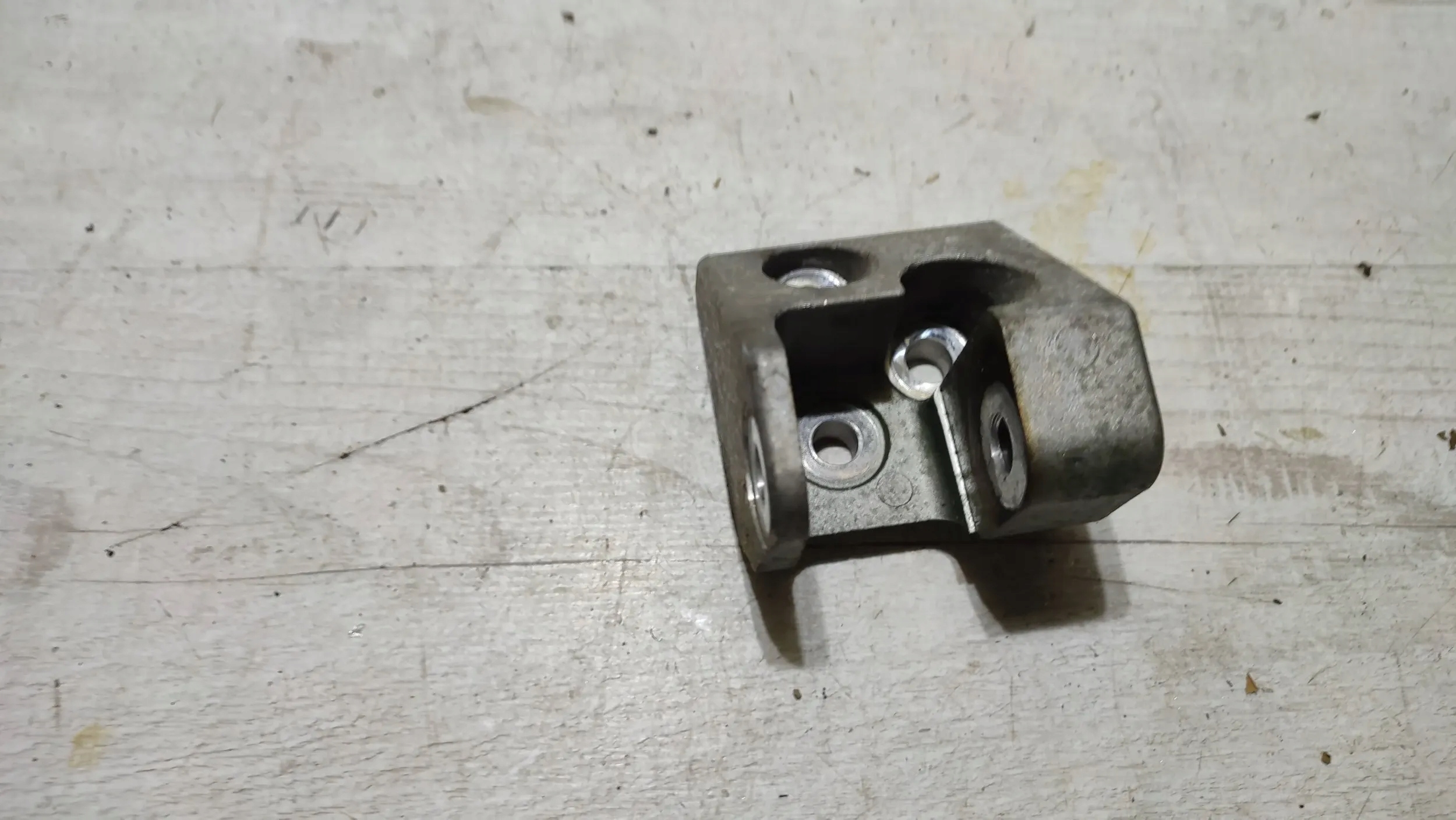 Volvo V40 II 2018r console engine mount