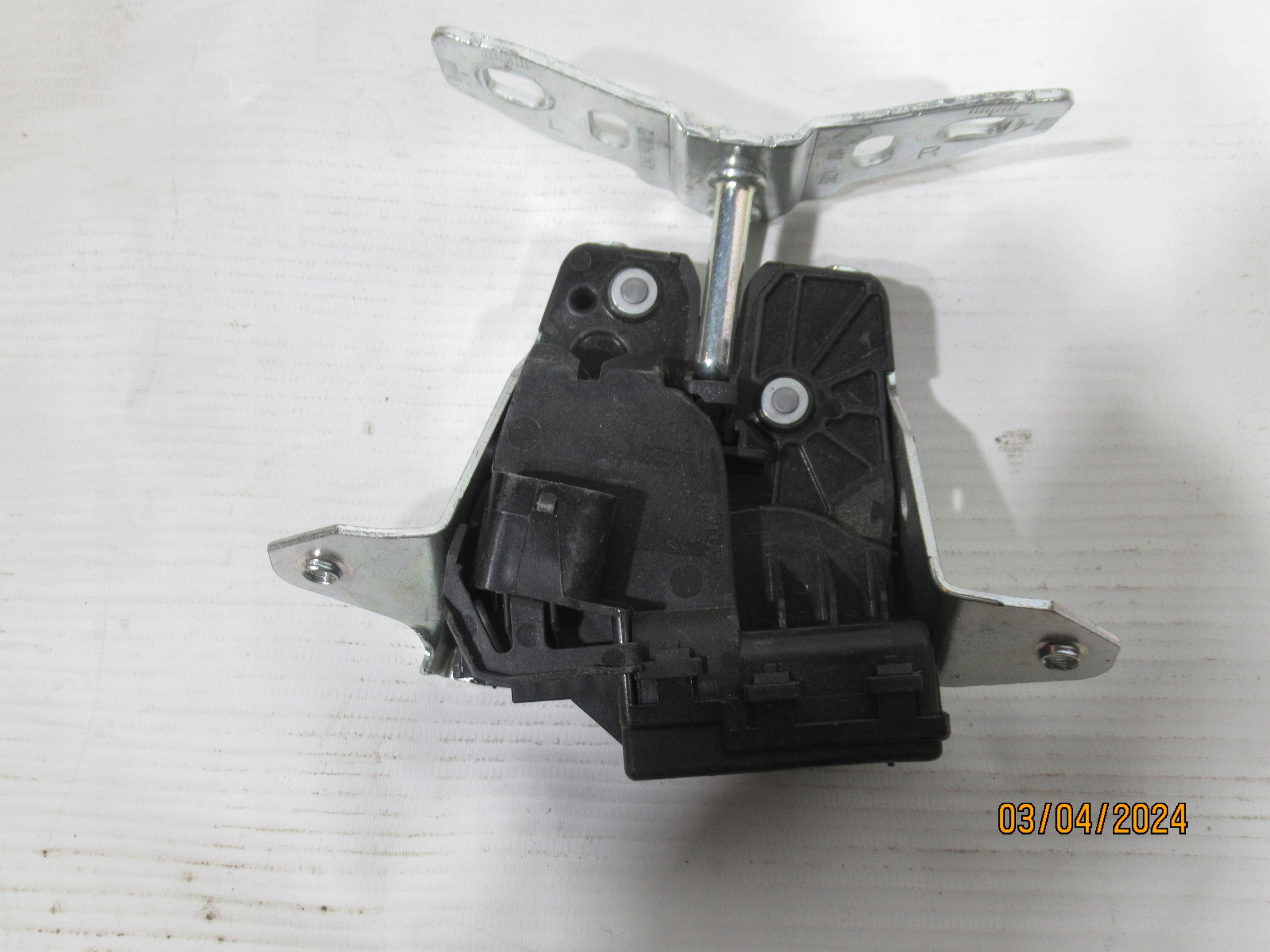 RYGIEL KLAPY MERCEDES A2467400032 Numer katalogowy części A2467400032