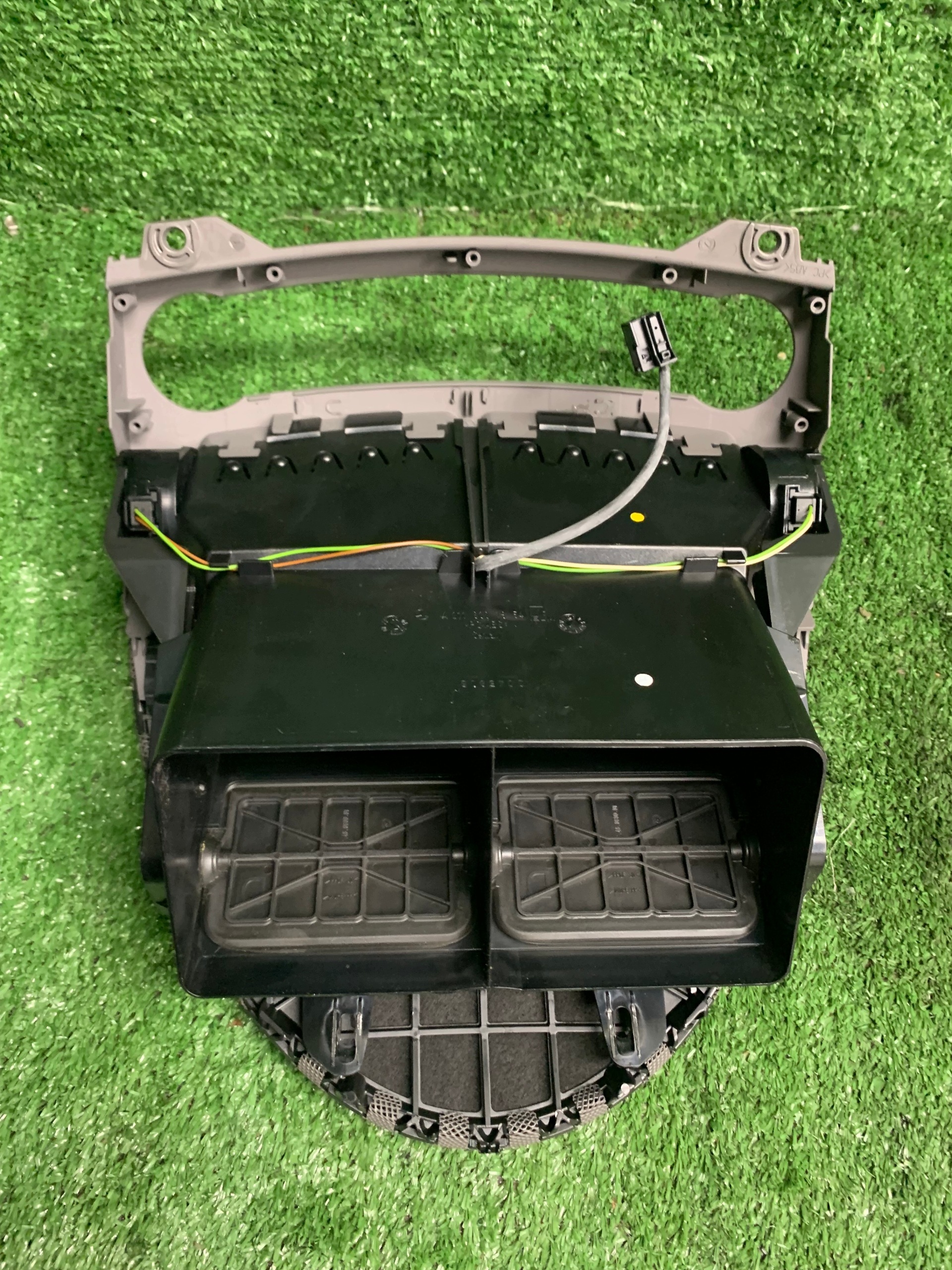 Kratki des lüfters mitte Mercedes-Benz W211 A2118301854