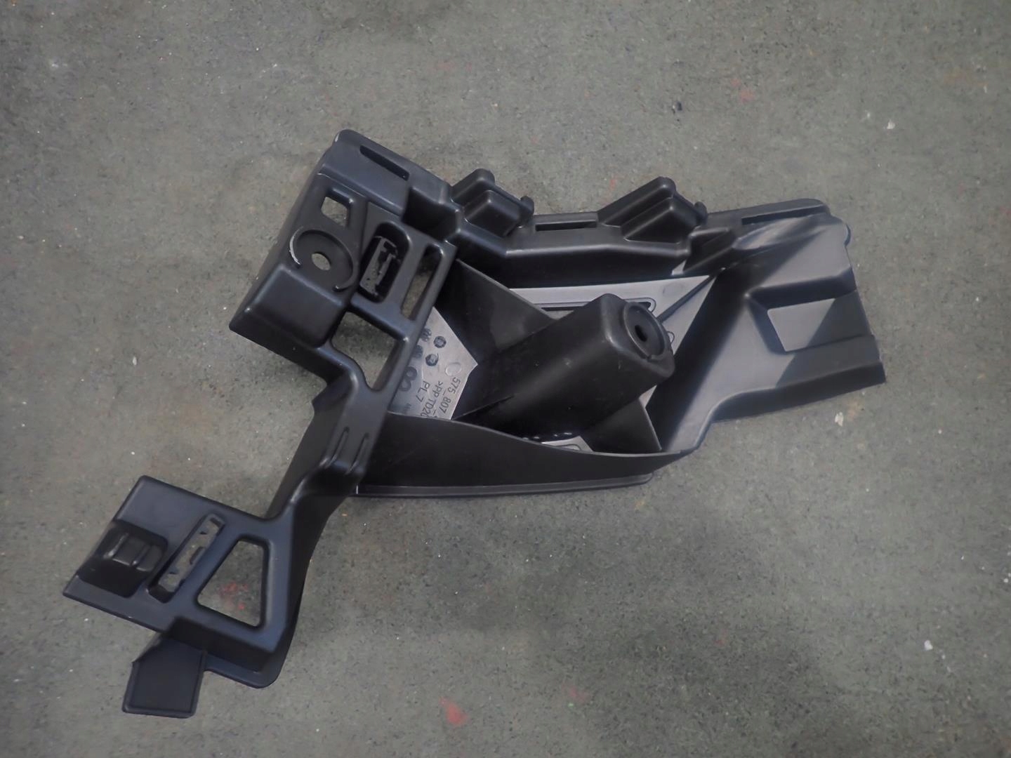 bumper bracket left rear part SEAT ATECA 2016- 575807377