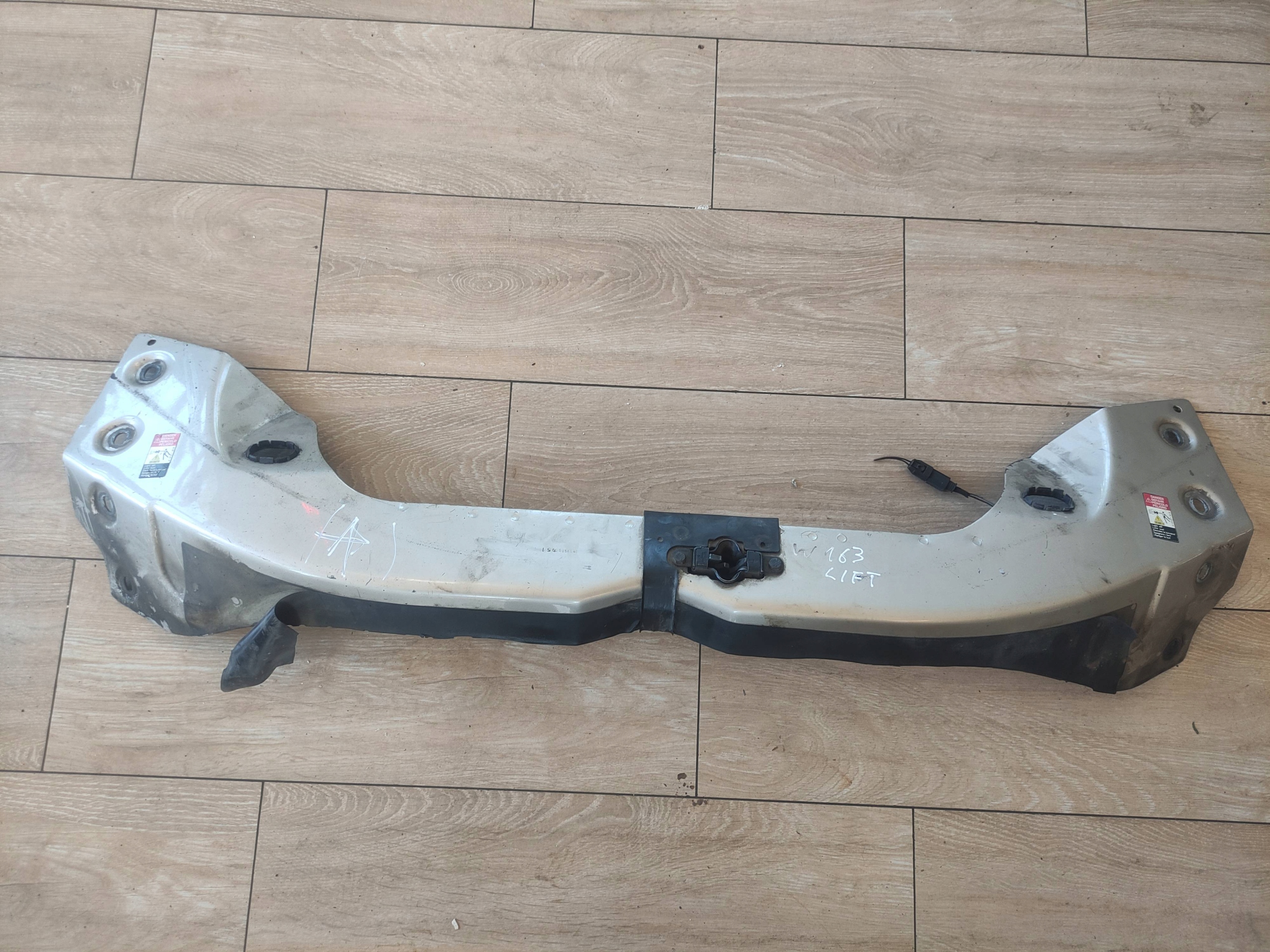 držák stěny předního MERCEDES Klasa M W163 2002r