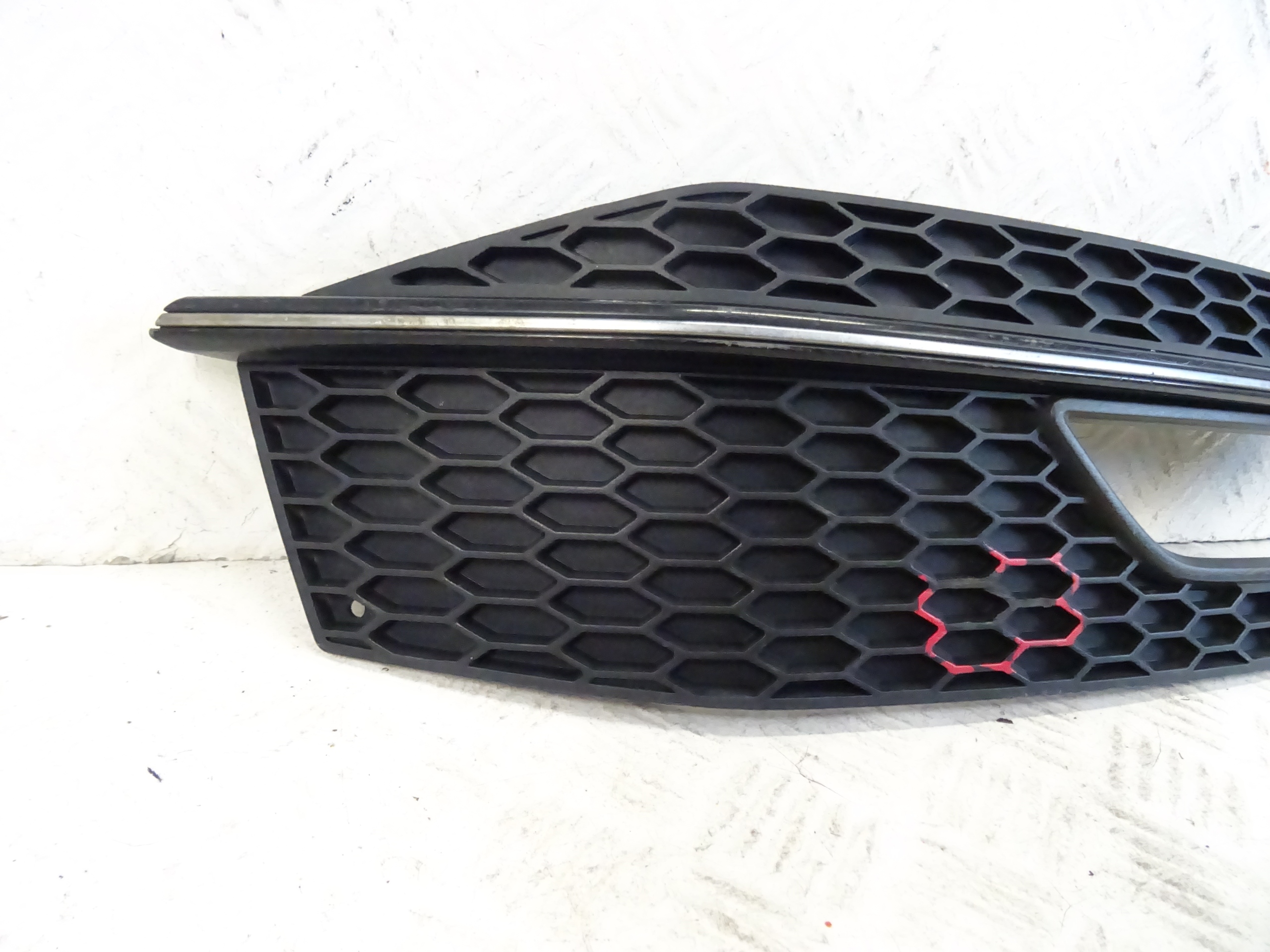 grid of a bumper right front AUDI A4 B8 S-LINE LIFT 8K0807682M