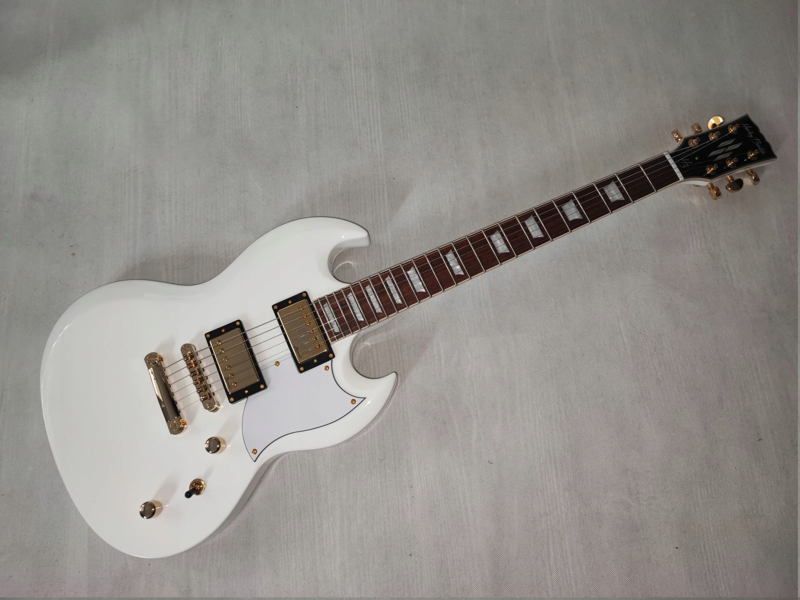 HARLEY BENTON DC-CUSTOM WH NOWA GITARA SG 24 PROGI Kod producenta DC-CUSTOM WHITE