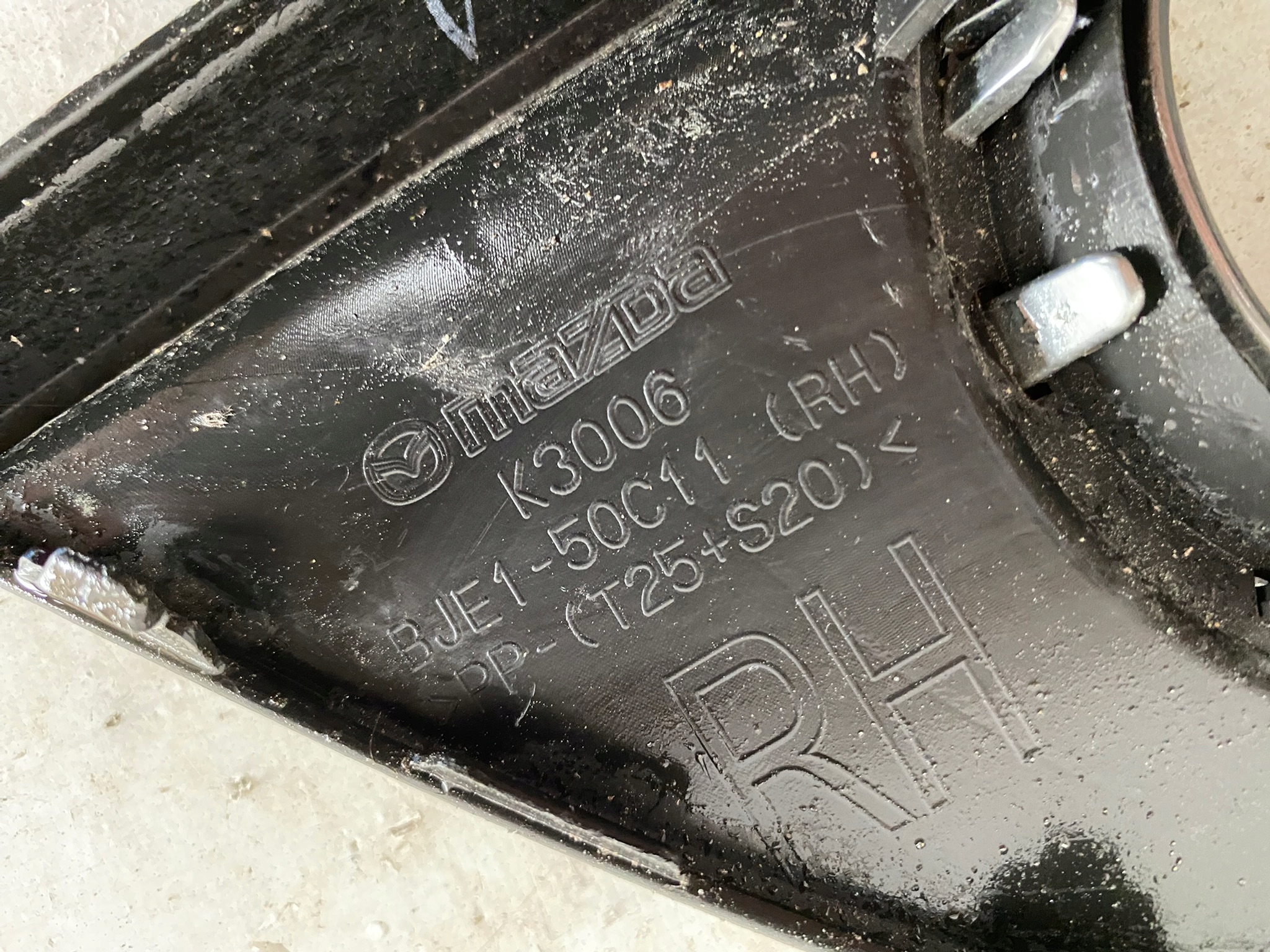 MAZDA 3 III BM 13- grid of a bumper front right BJE1-50C11