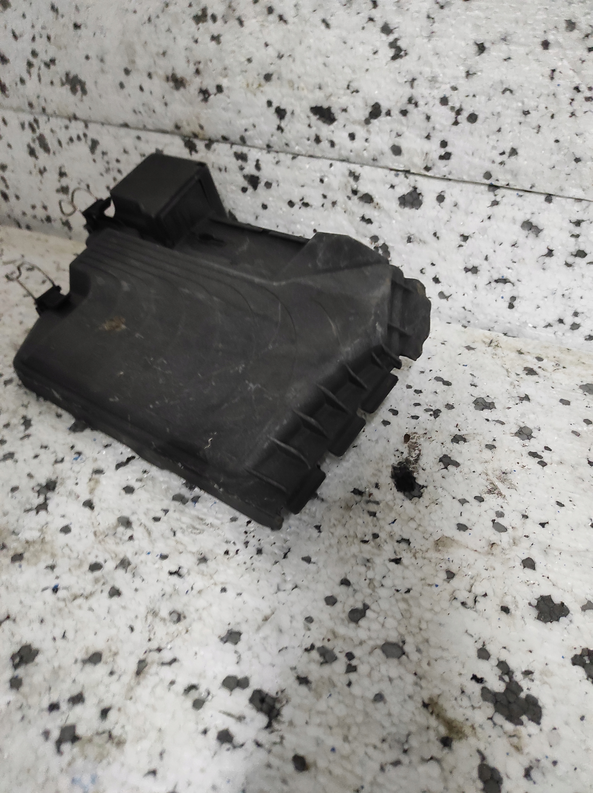 MERCEDES GLA KASTEN DER SICHERUNGEN A2465400182