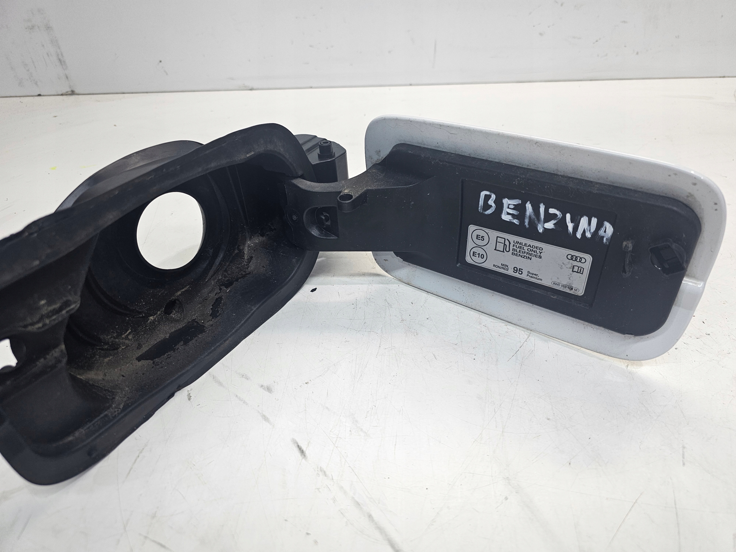 VOLET TRAPPE CARBURANT CARBURANT AUDI A4 B9 8W0809906A LS9R