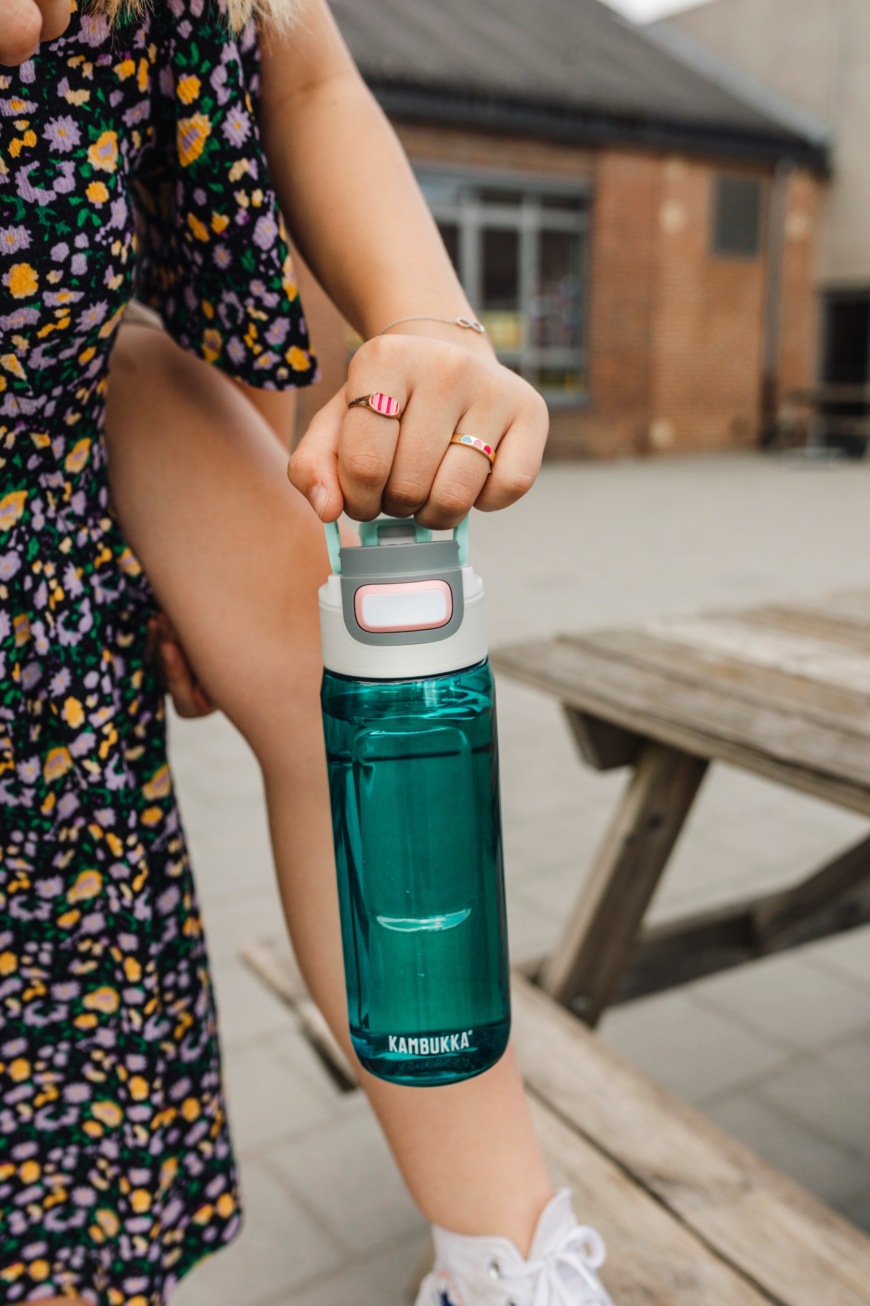 Butelka na wodę KAMBUKKA ELTON 750ml bidon tritan Kolor dominujący odcienie niebieskiego