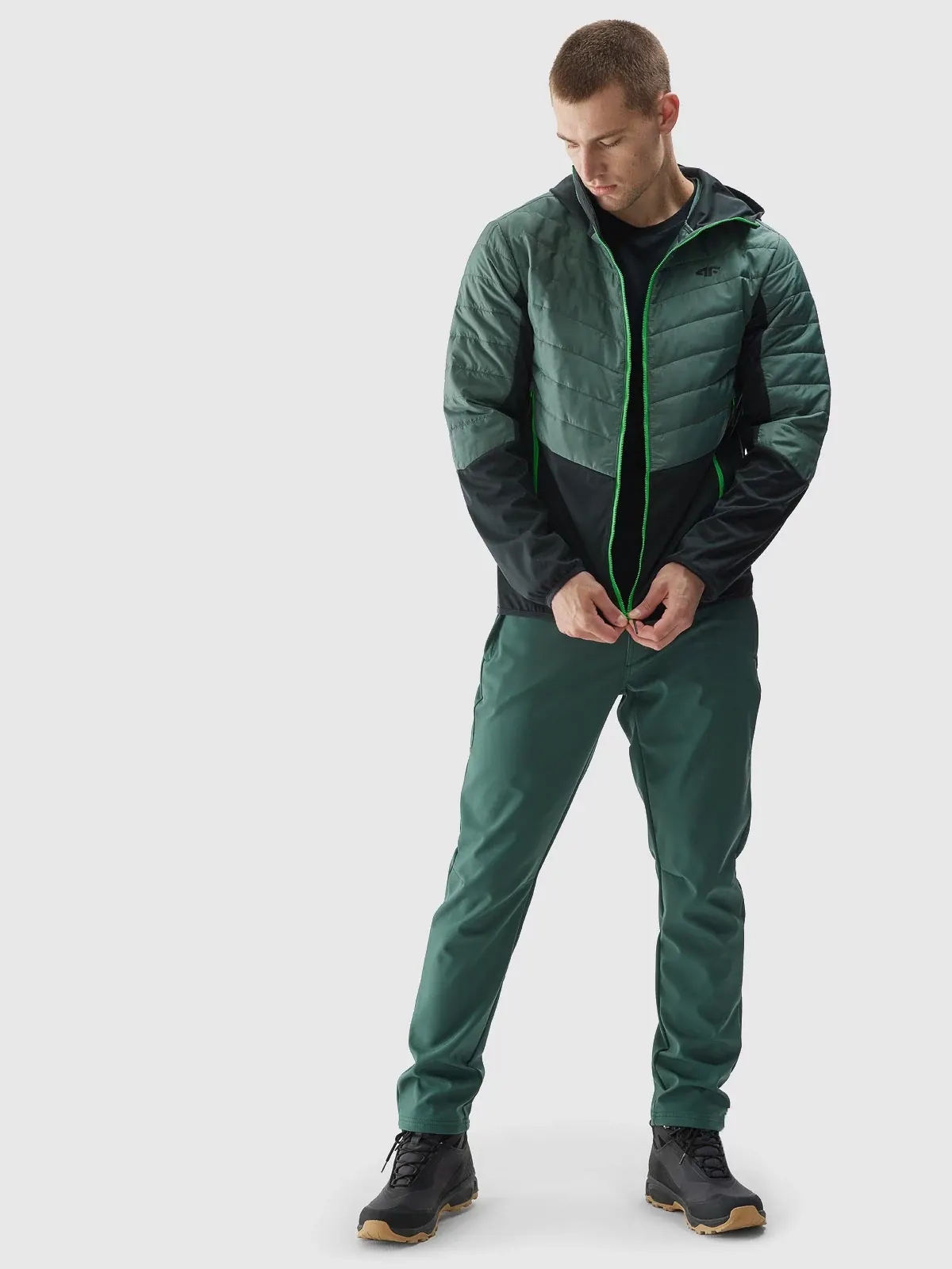 KURTKA MĘSKA 4F PIKOWANA PRZEJŚCIOWA JESIENNA FUNKCYJNA Z KAPTUREM AW23M310 Płeć mężczyzna