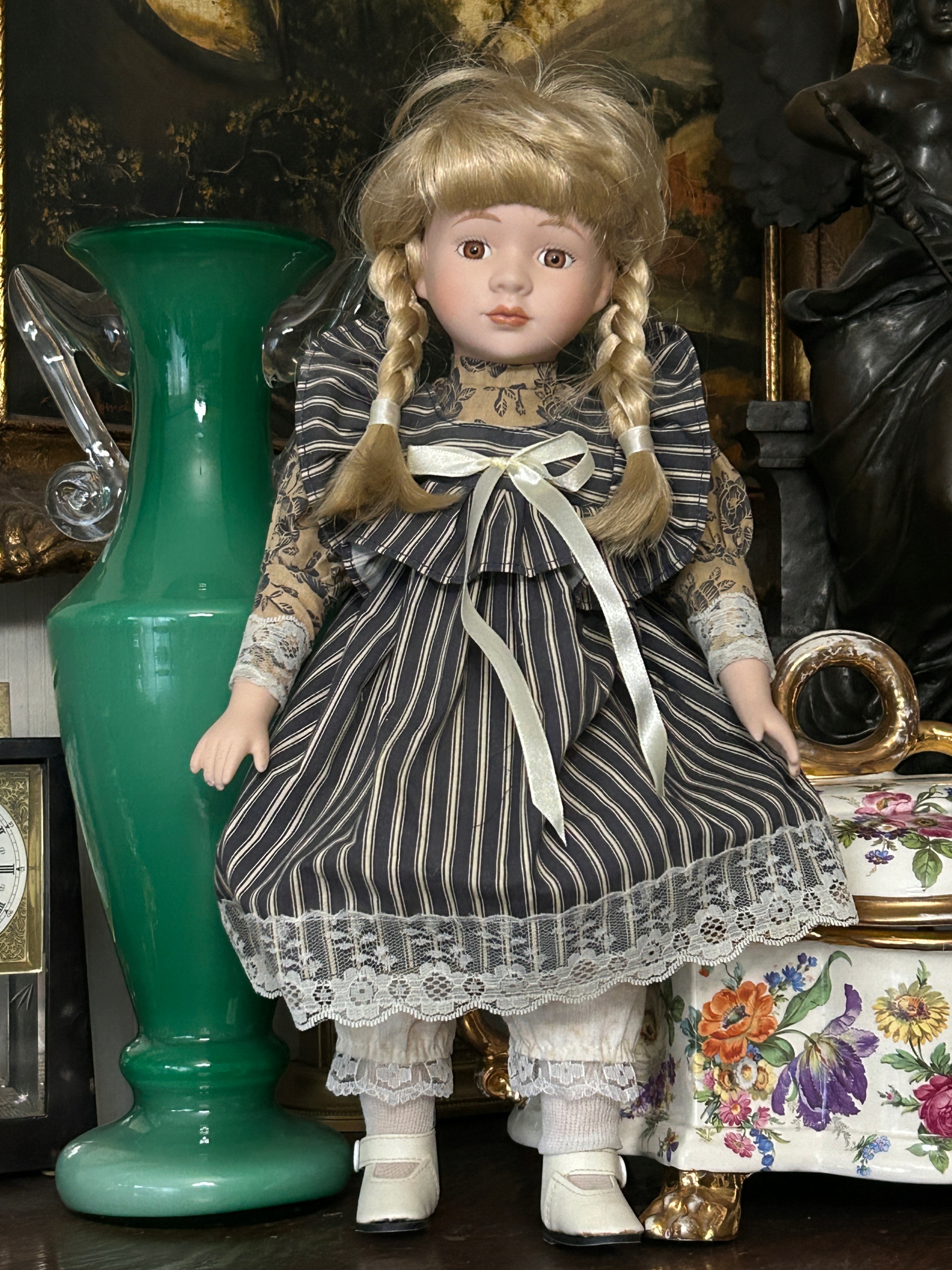 LALKA KOLEKCJONERSKA PORCELANOWA Z WARKOCZAMI AMELKA WYS 40CM