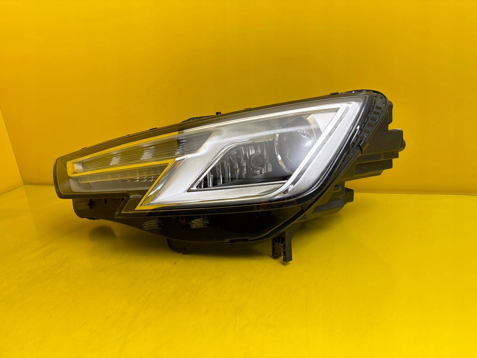 light left Audi A4 B9 8W 2015- Xenon Led 8W0941005