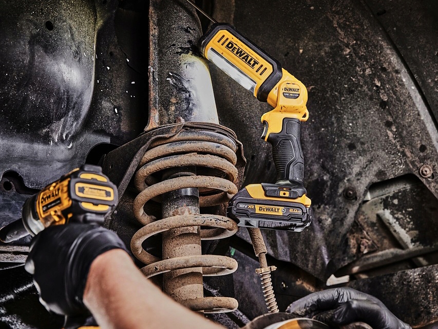 DEWALT DCL050 Lampa robocza latarka LED aku. 18V 250-450lm składana Kod producenta DCL050-XJ