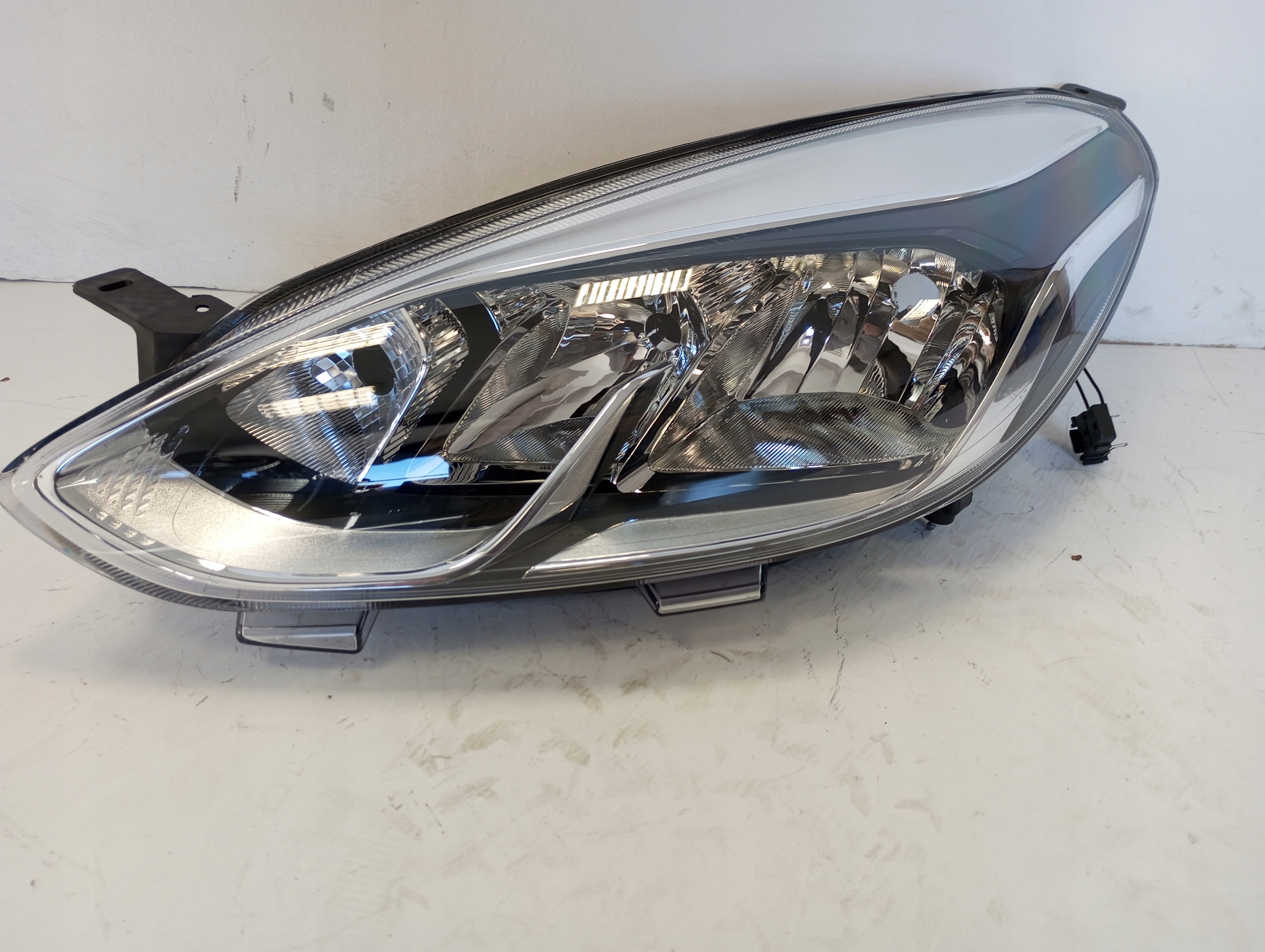 light front FORD FIESTA MK8 left
