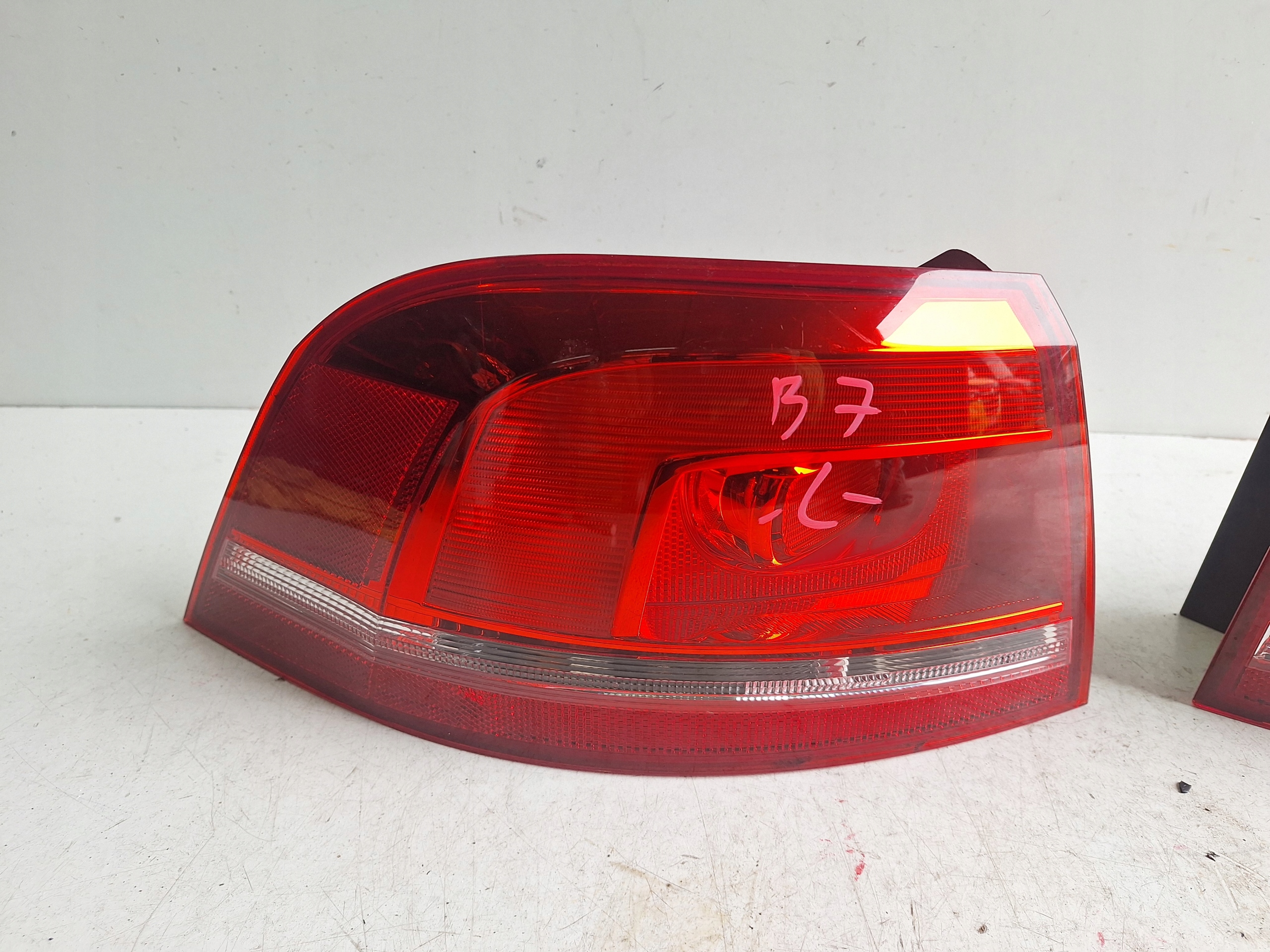 VOLKSWAGEN PASSAT B7 10-14 light left KOMBI