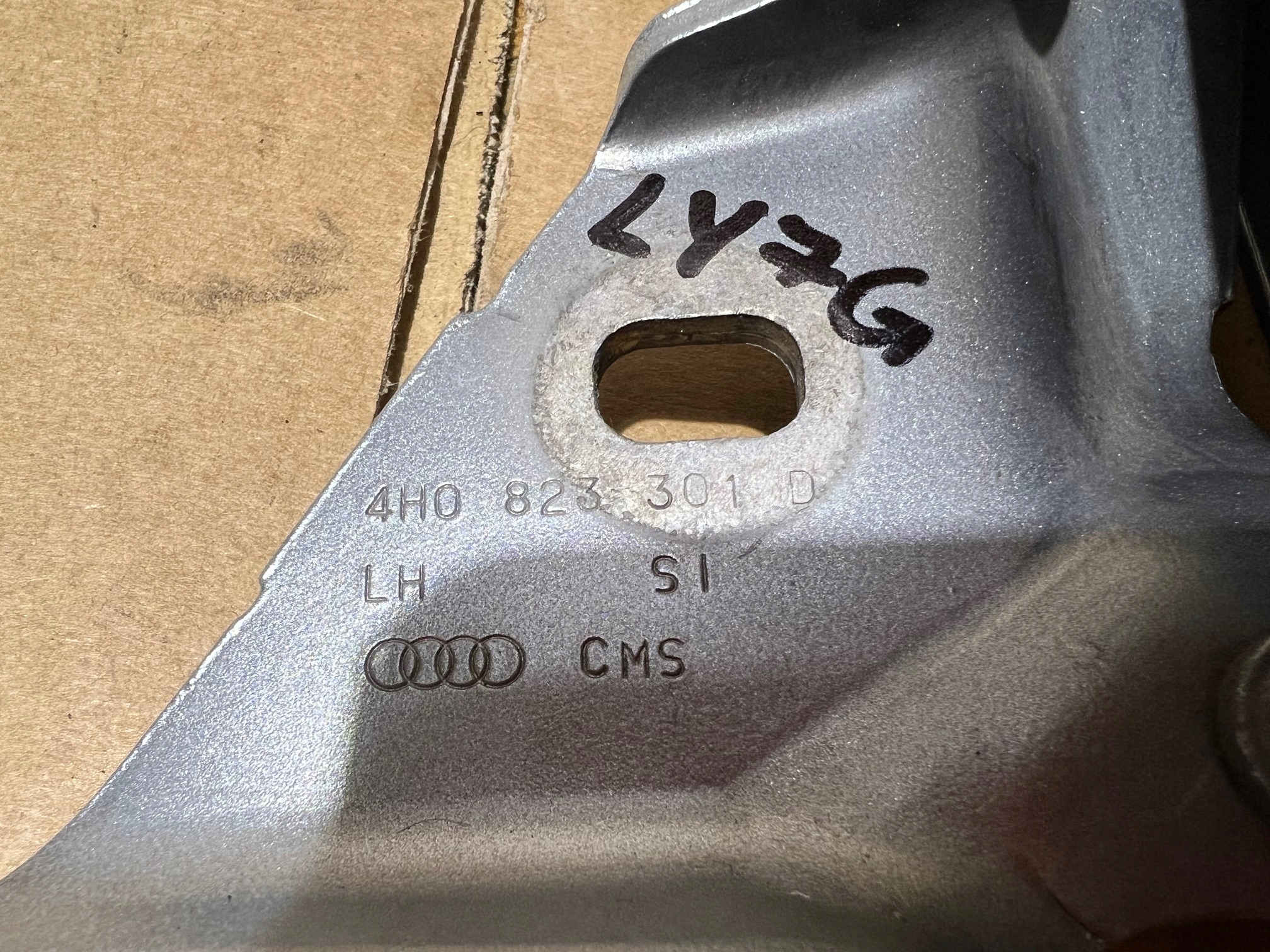 AUDI A8 D4 LY7G bonnet hinges left right 4H0823301D 4H0823302D