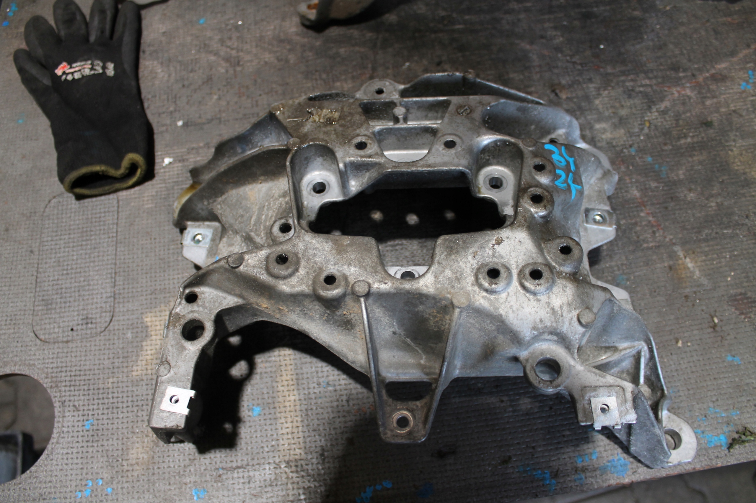 3424. support gearboxes AUDI 4N0399262D