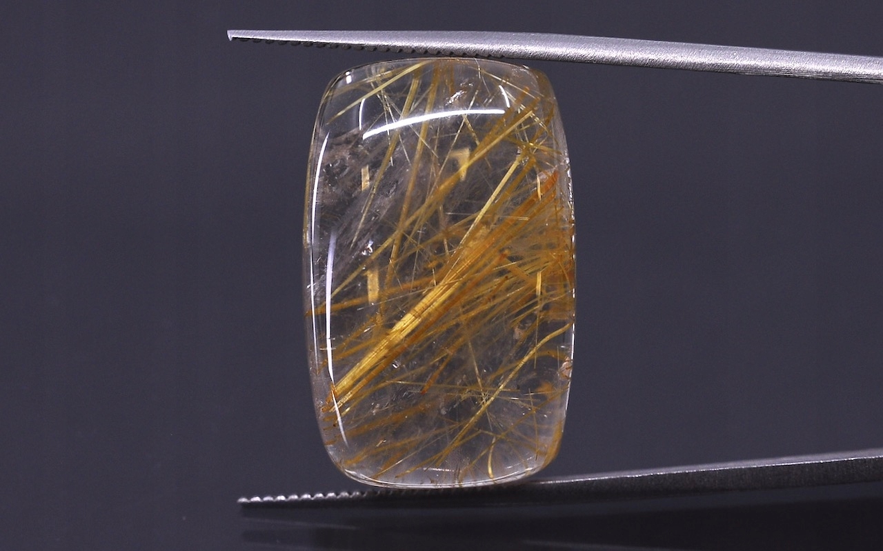 Křemen s rutilem kabošon cushion 22x14 mm