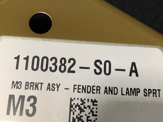 Tesla 3 was uchwyt reflektora blotnik 1100382 S0 A Weight with packaging 1 kg