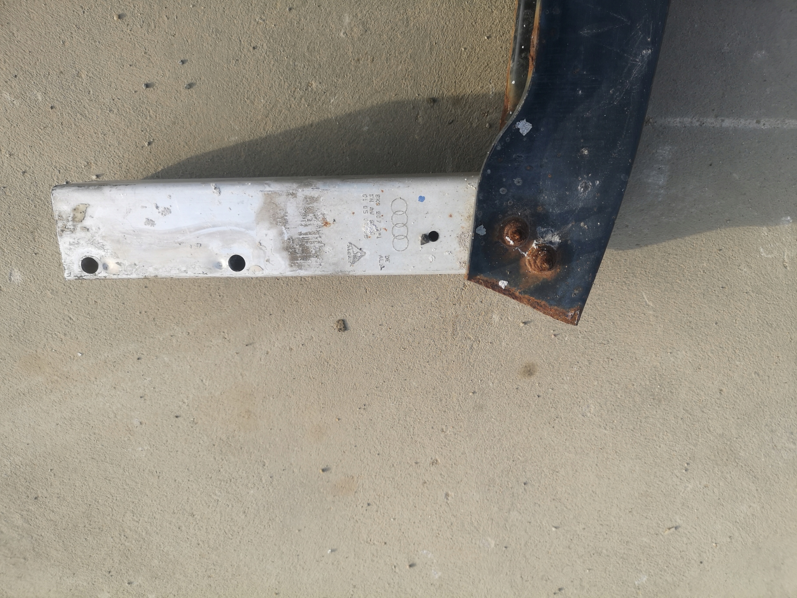 BELKA POD ZDERZAK TYŁ AUDI A4 B8 A5 8T0807313 Strona zabudowy tył